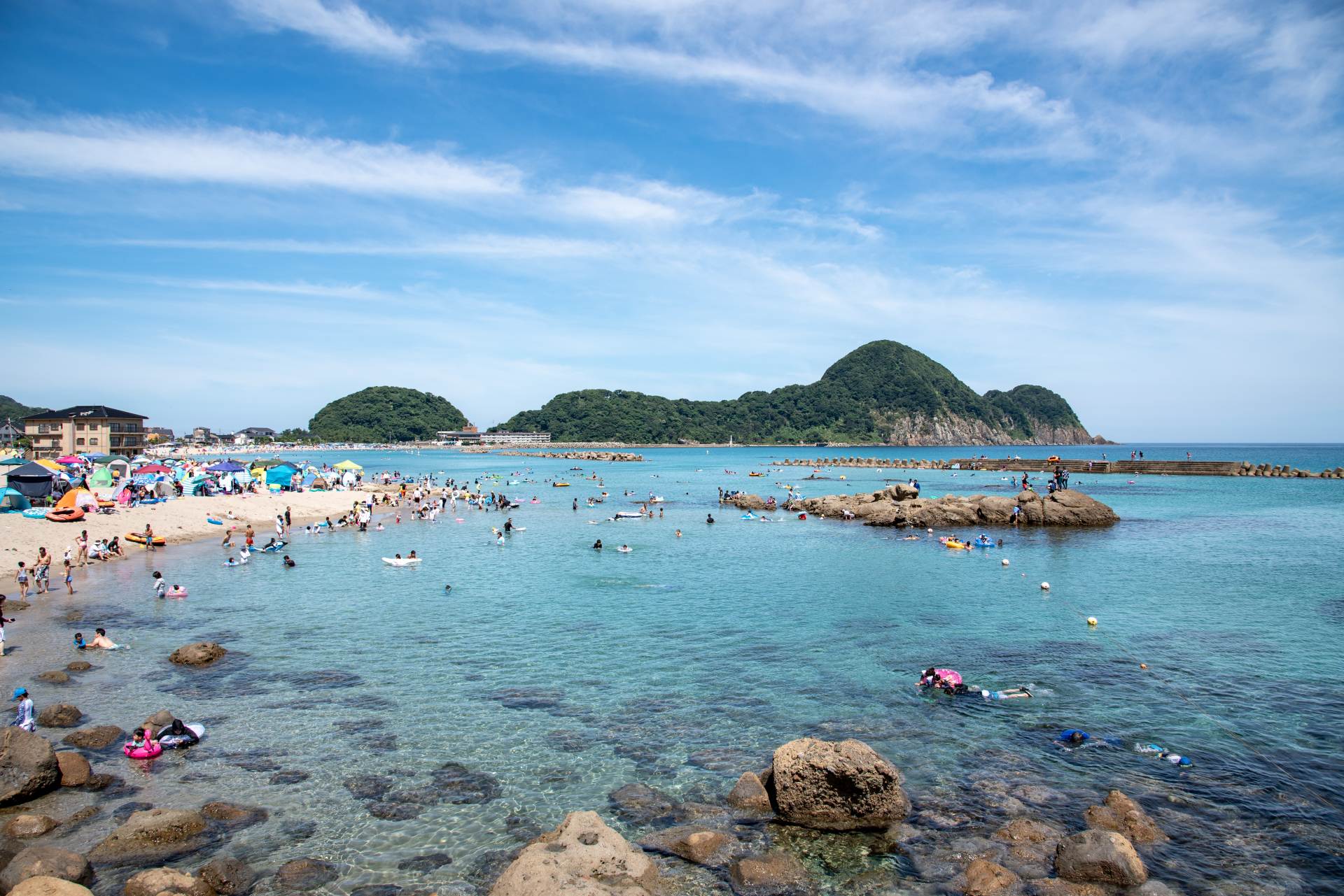 La « péninsule de Nekozaki » s'étend de Takeno-hama à la mer du Japon. La forme vue de côté ressemble à un chat avec ses épaules voûtées. Elle est également devenue populaire auprès des touristes avec son surnom de « péninsule de Kewpie » car elle ressemblait à un Kewpie allongé sur le dos.