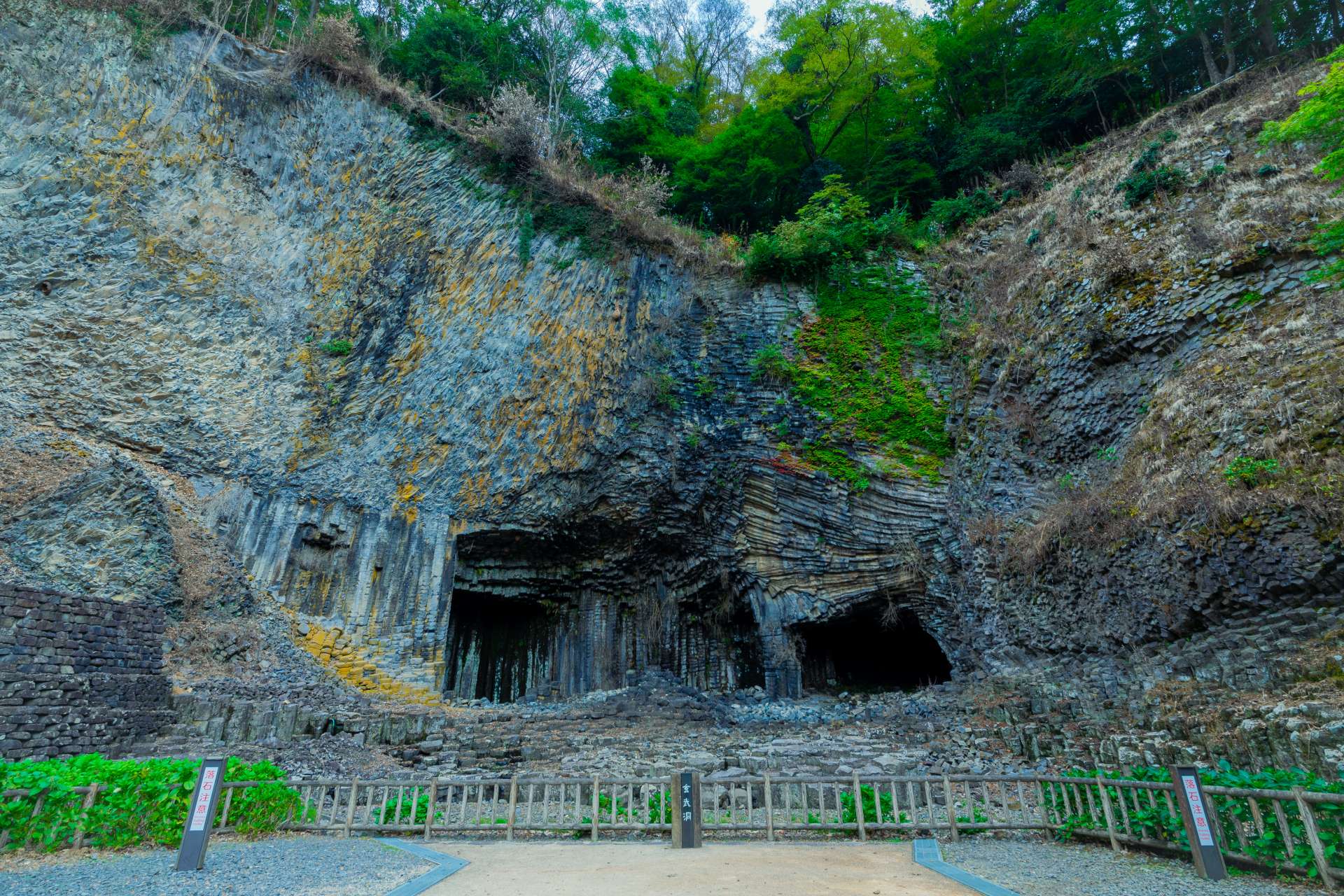 The Genbudo cave looms in front of us, the columnar joint, which looks like a magnificent artwork, is breathtaking! 