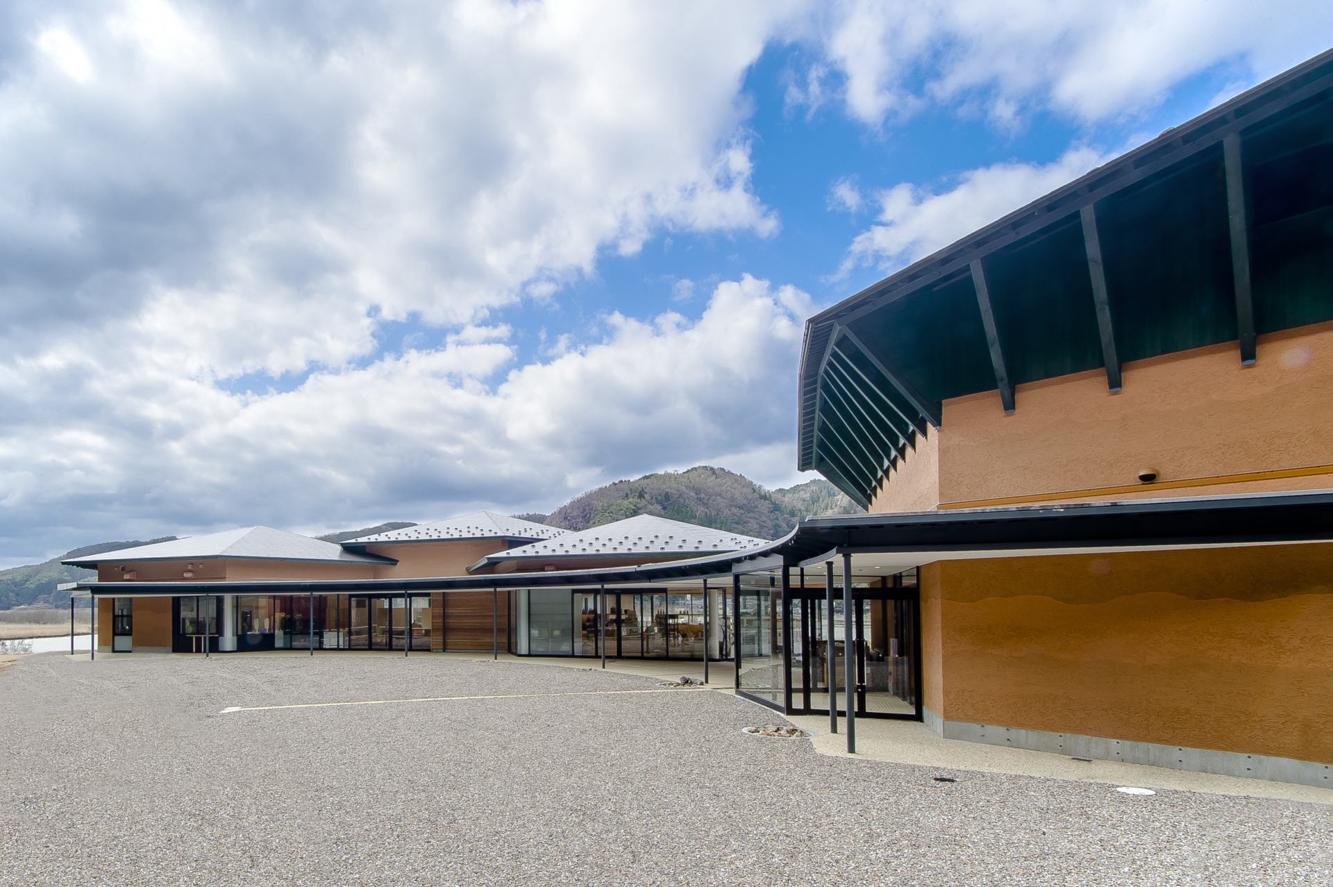 Le musée Genbudo, situé à l'entrée du parc Genbudo est également recommandé, car il abrite un café et vend des souvenirs Tajima.