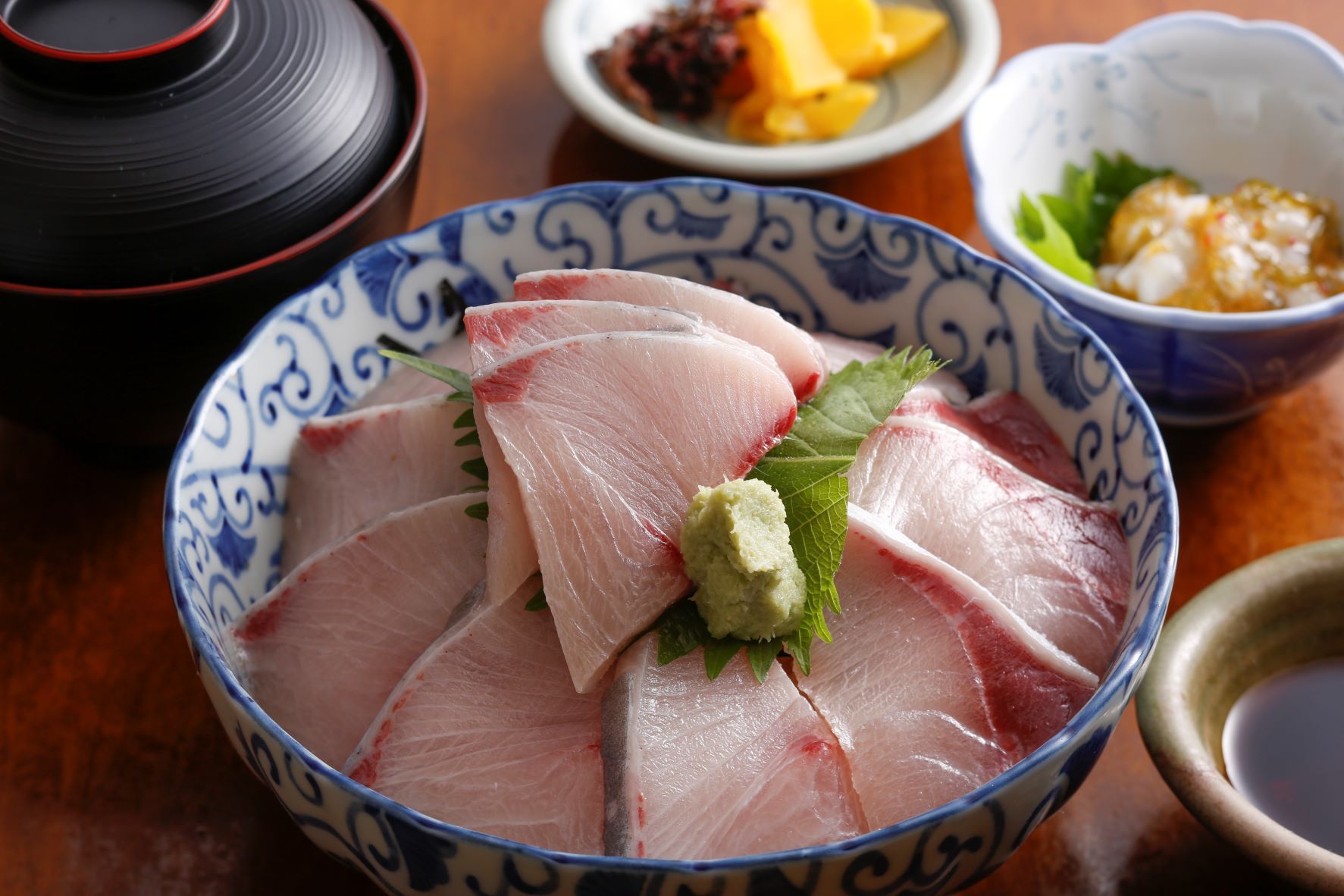 Yellowtail bowl is also popular. 2,000 yen