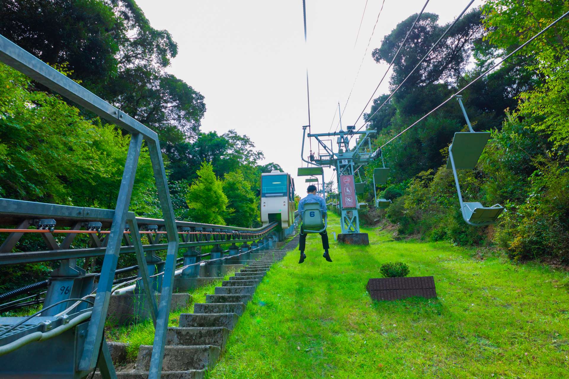 Viaja en ascensor o monorriel para llegar a Amanohashidate Viewland. Ambos hacen un viaje de ida y vuelta.