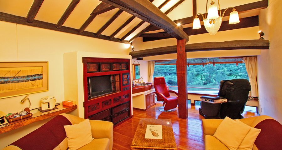 A guest room with a harmonious blend of Japanese and Western design and a relaxing space to unwind. 