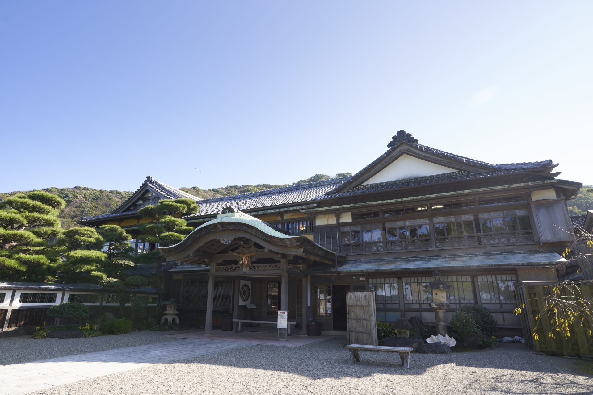 重厚かつ優美な日本建築の様式で、界隈でもひと際存在感を放つ