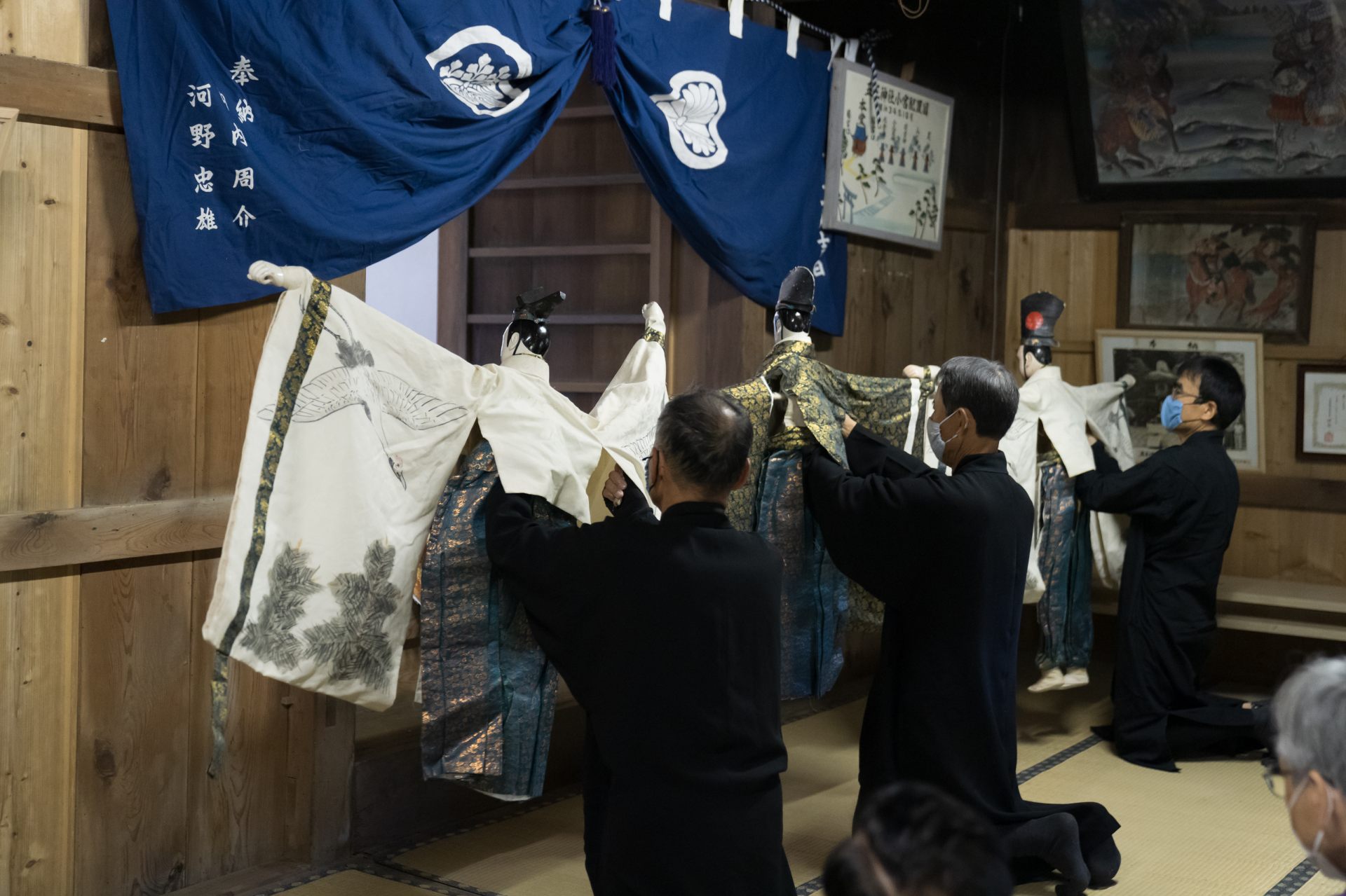 在神社的正殿上演三番奏。可以看出阿波人形净琉璃与神道仪式的深厚渊源。