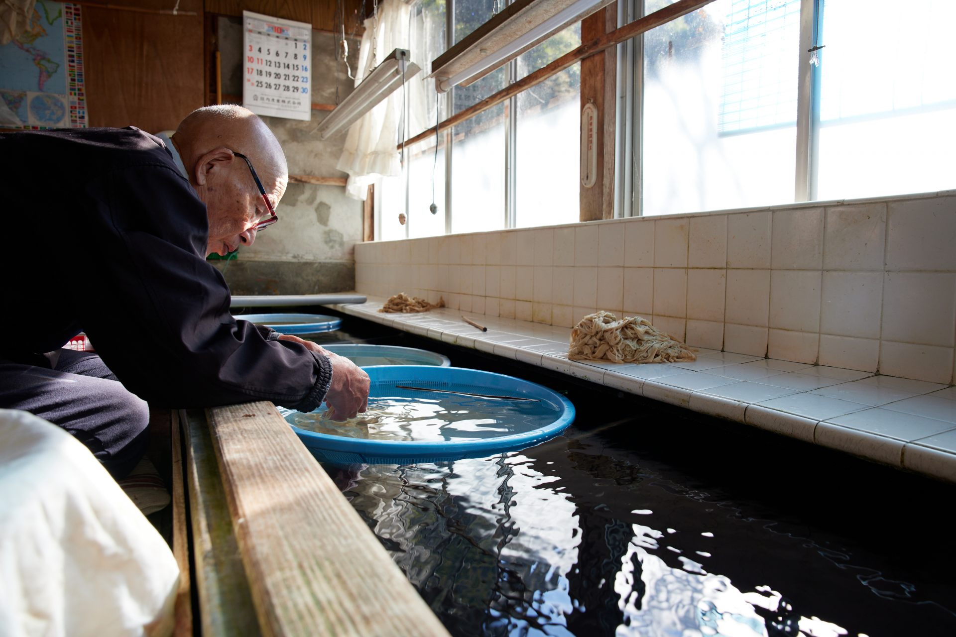 On dit que la pelle à poussière dans la hutte de la rivière est assez froide pour se couper les doigts en hiver.