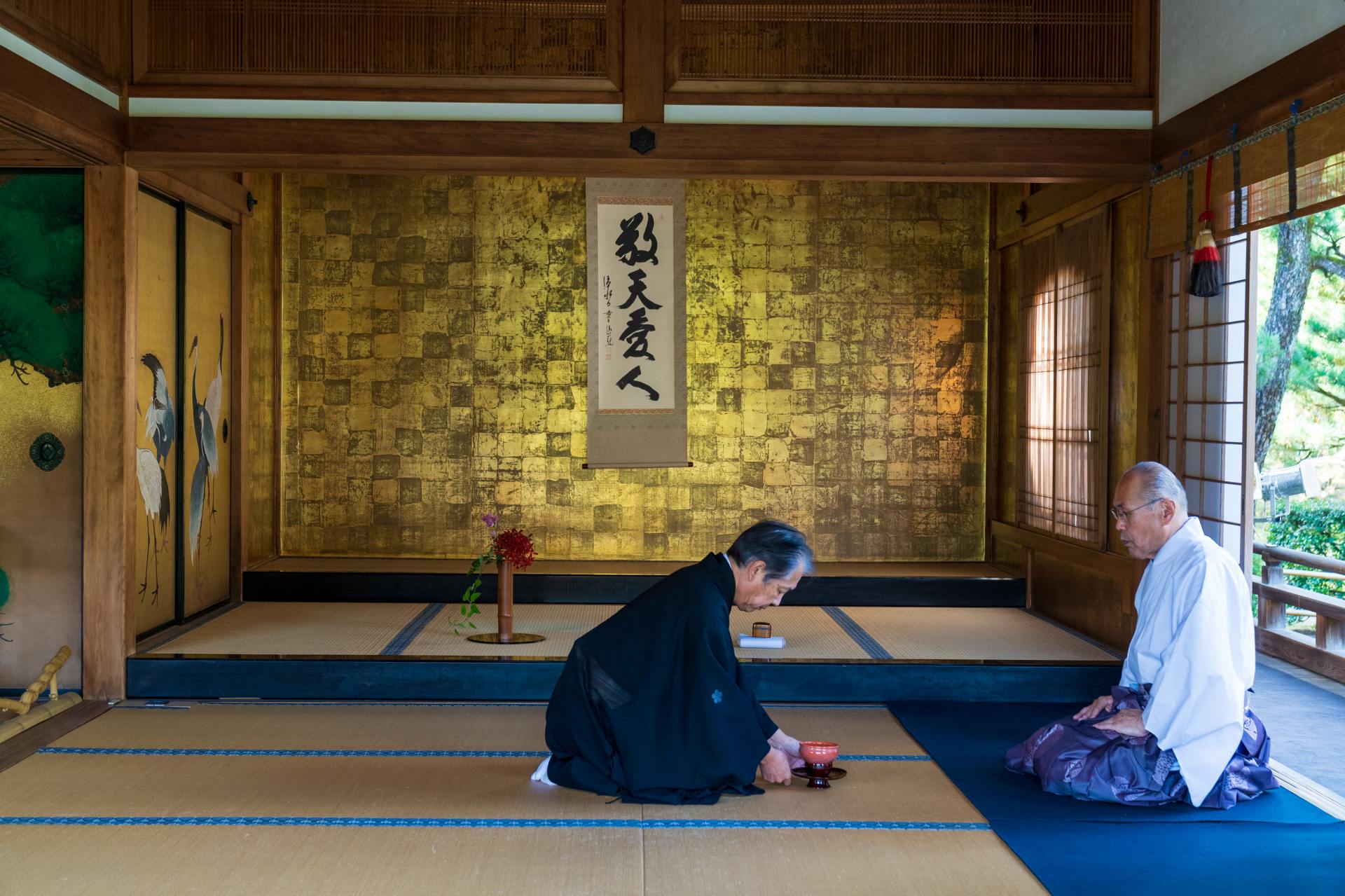 高貴な客人だけに家元自ら施す「貴人点前」。一般ではまず体験できない