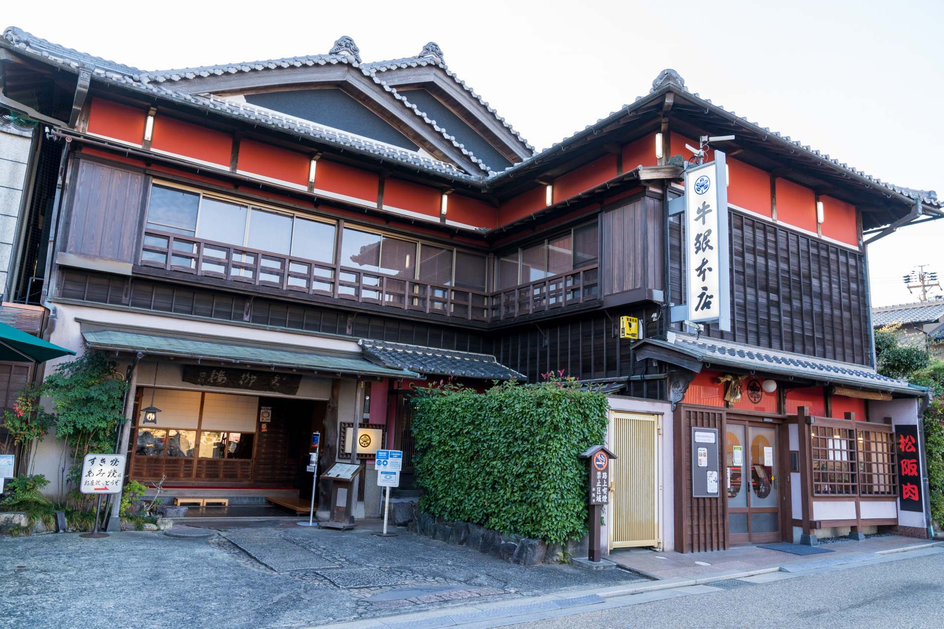 La apariencia majestuosa de la arquitectura japonesa se destaca entre el paisaje urbano antiguo.