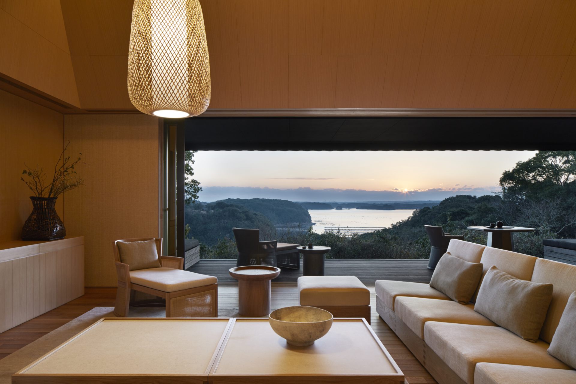 Una vista de Ago Bay desde la habitación de invitados. Especialmente la vista del atardecer es impresionantemente hermosa.