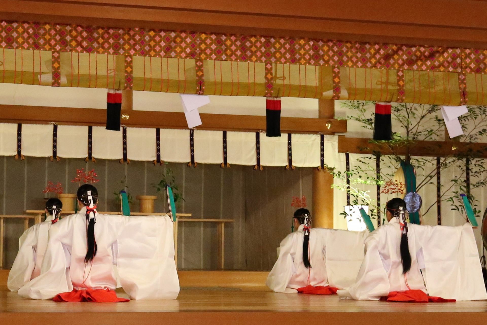 The miko (shrine maidens) dedicate a traditional dance called Yamatomai as part of the service, in a kagura prayer.
（c）JINJA SHICHO
