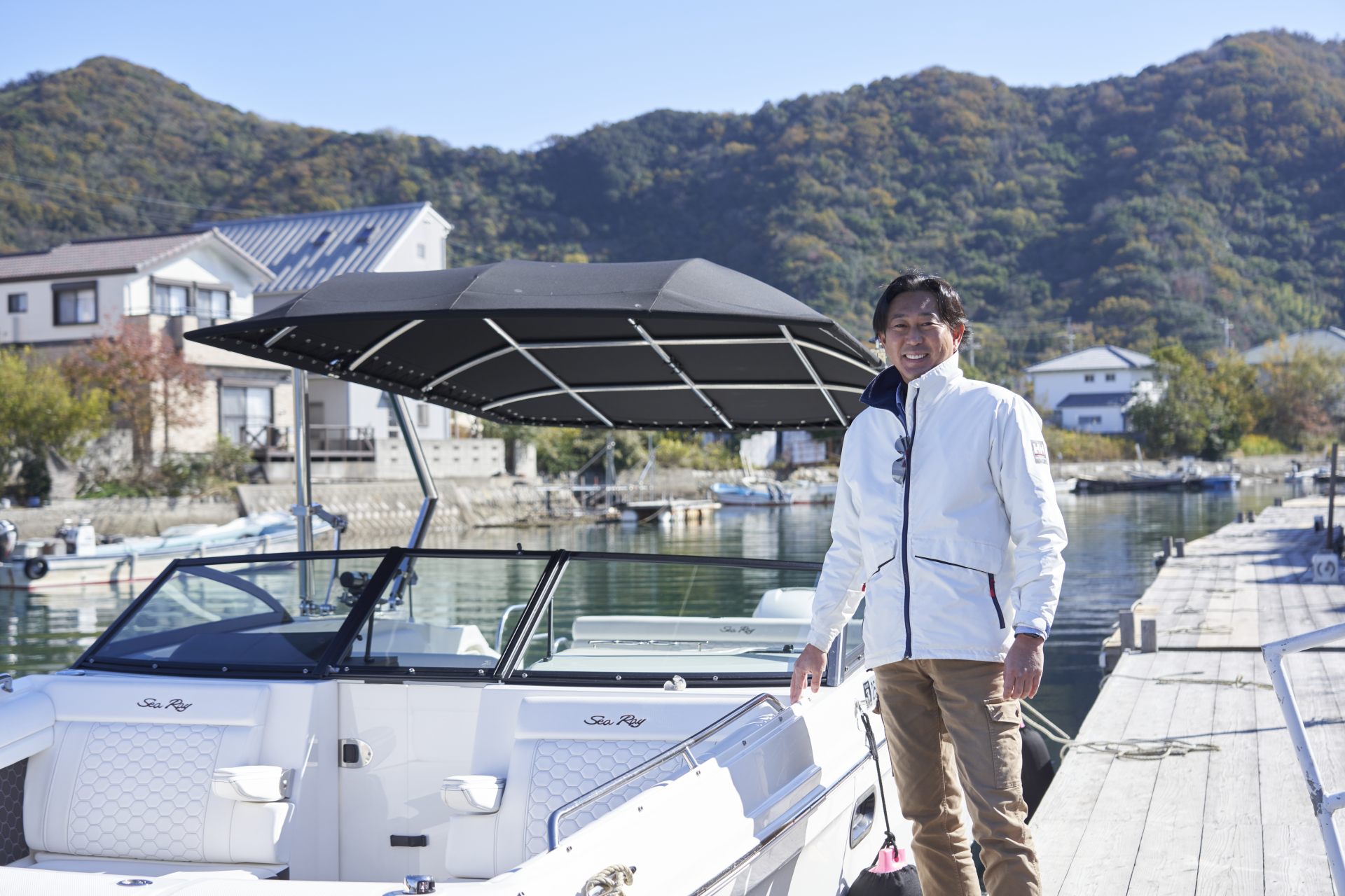 Captain Yamagami and his elegant cruiser invite us to go boating around Naruto.