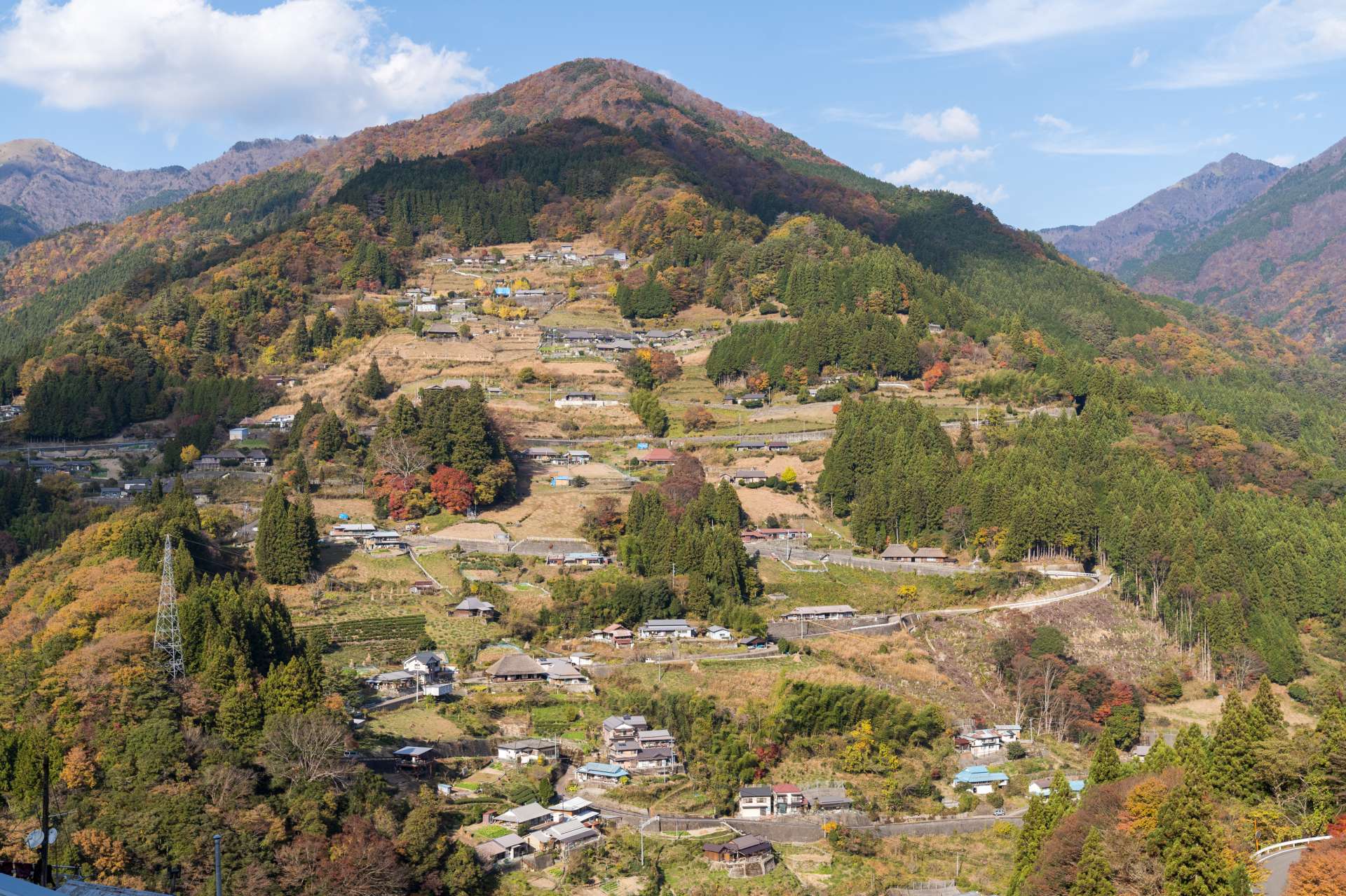 Ochiai Hamlet viewed from the observatory. The tranquil mountain village atmosphere evokes feelings of wanderlust.