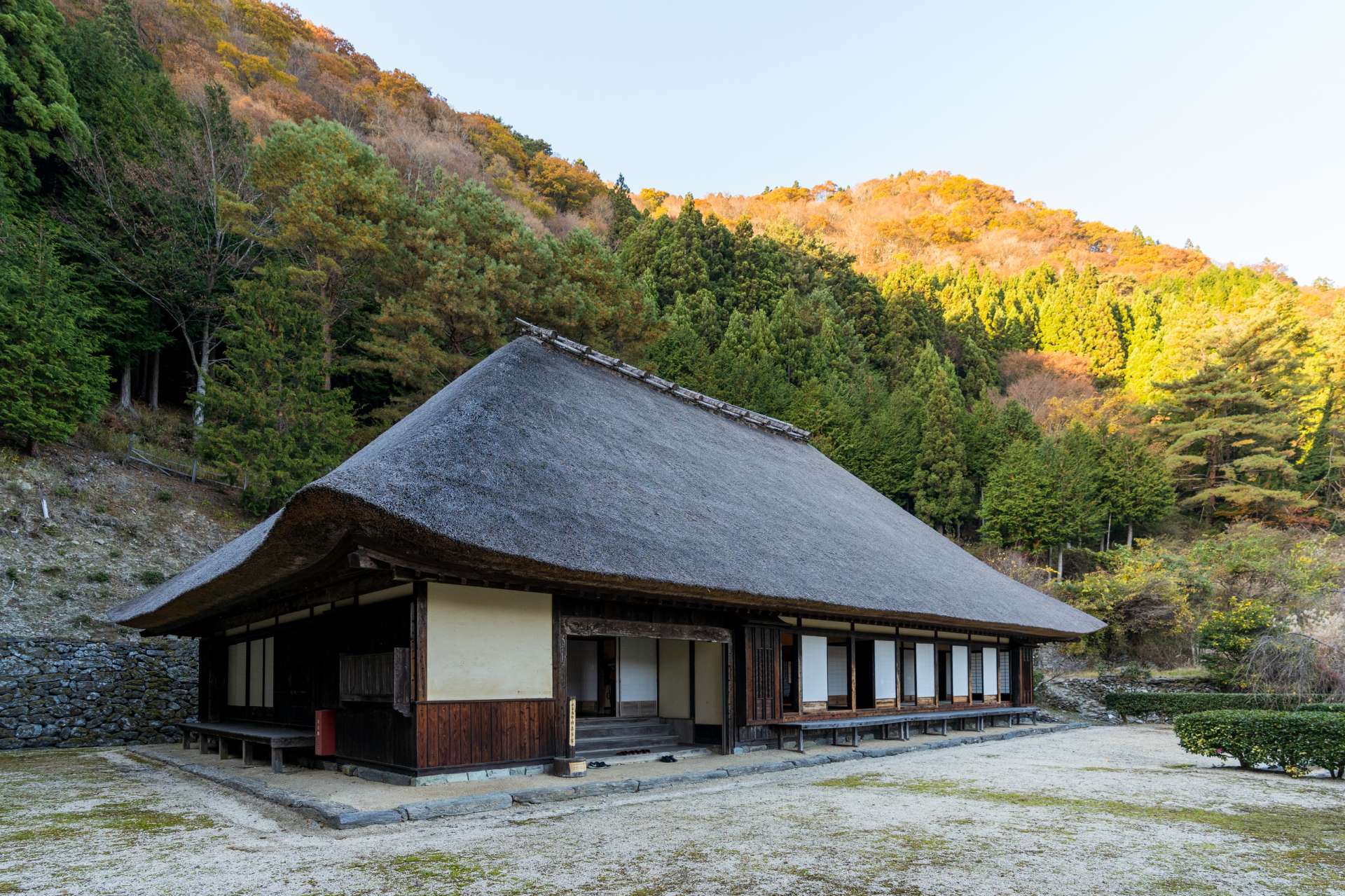 旧北家武士住宅。茅草屋顶令人印象深刻的雄伟外观