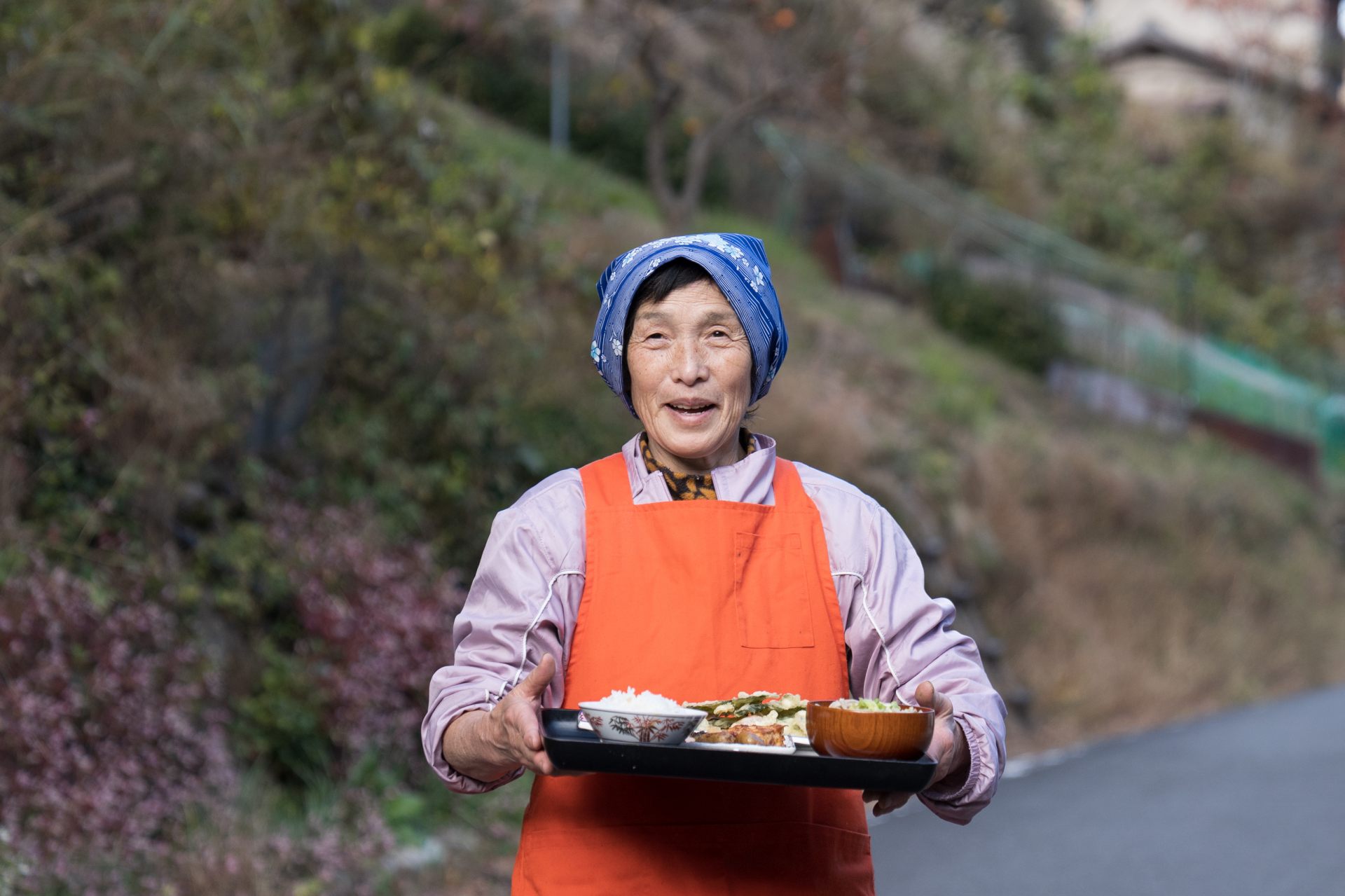 Sra. Reiko Tsuzuki, la maestra de hospitalidad de Iya. Excelente comida, historia y canción.