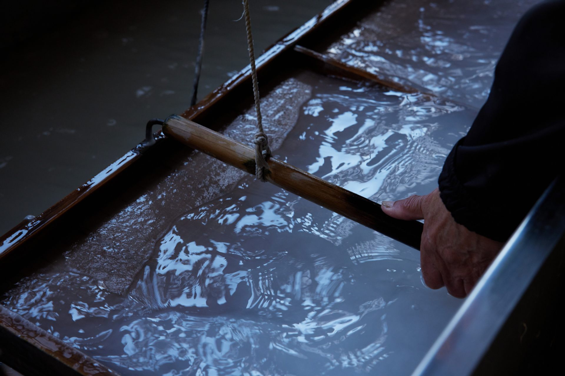 Vous pouvez voir la fabrication du papier par les trésors nationaux vivants, qui sont très appréciés à l'étranger, y compris le musée du Louvre.