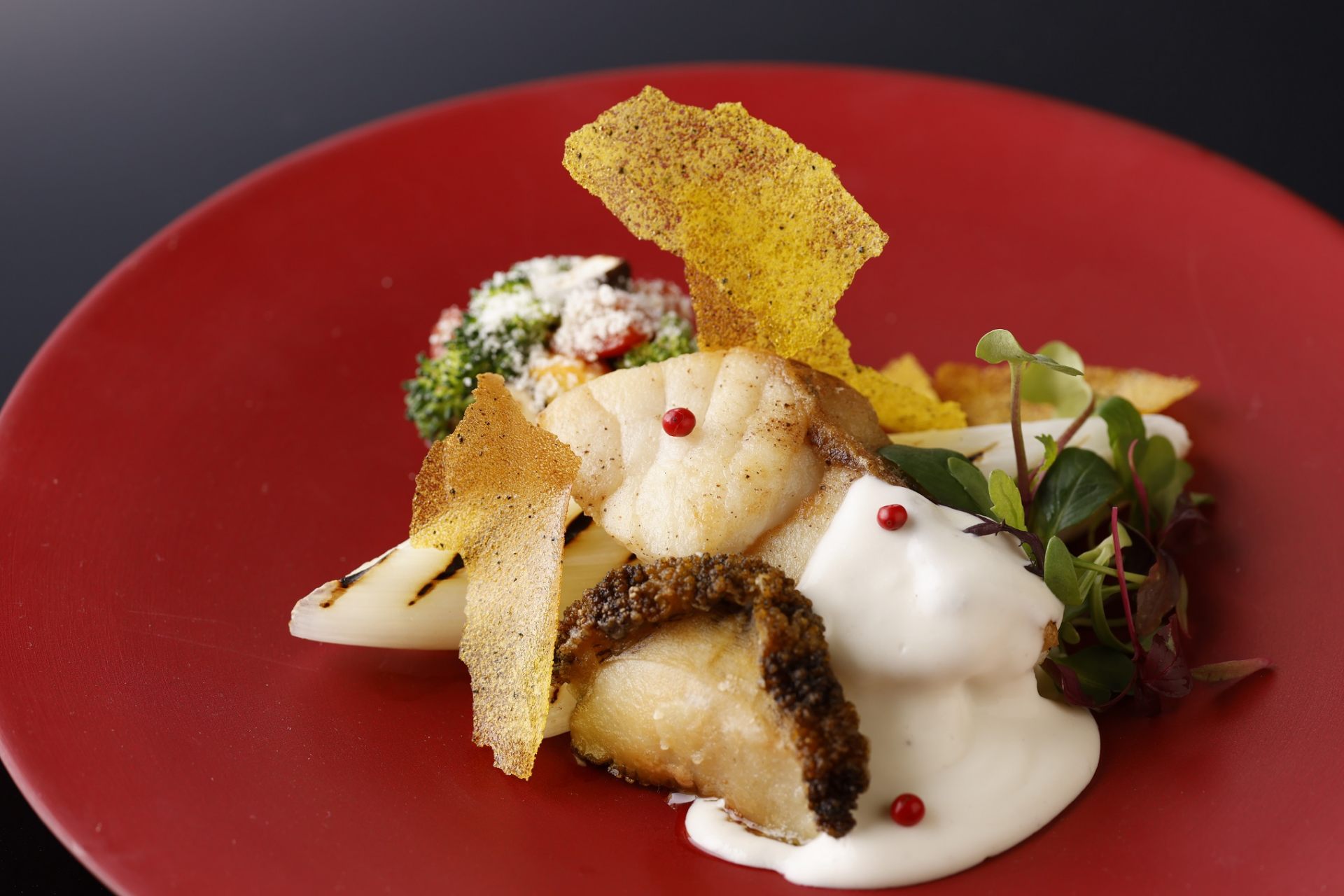 Le fier dîner de l'auberge est composé de plats luxueux qui incorporent les fruits des montagnes et des mers de Tottori.