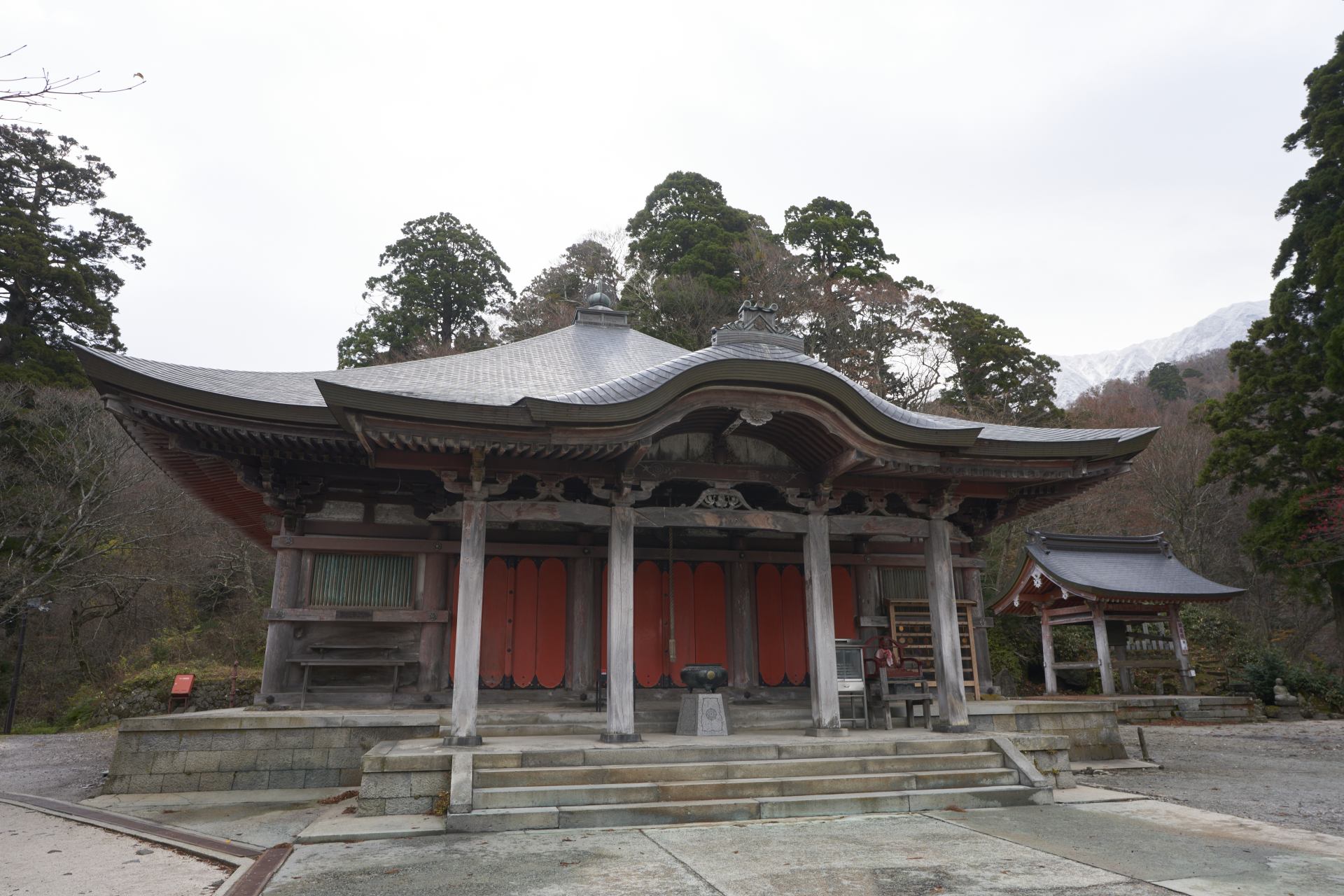 霊峰大山の中腹に立つ大山寺本堂。荘厳な佇まいに背筋が伸びる