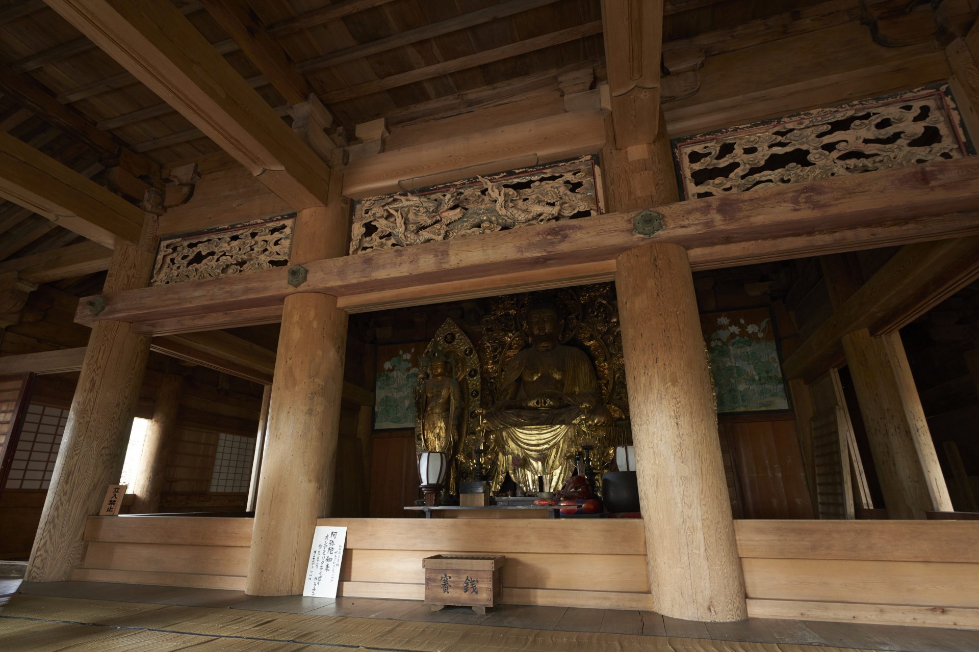 A statue of Amida Nyorai Buddha, said to have been made in the Kamakura period (1185–1333), sits in the hall.