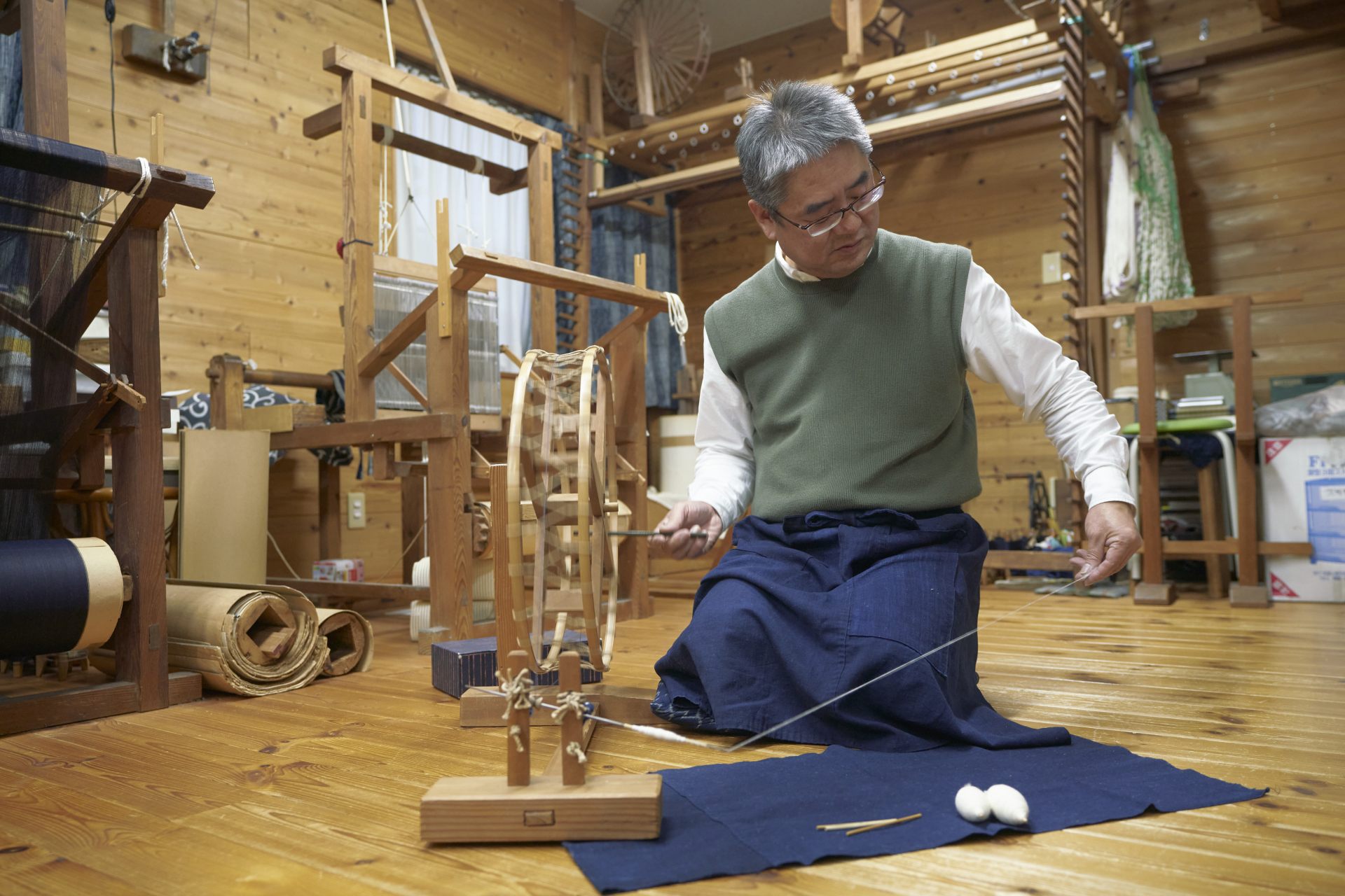 工房ゆみはまの主、田中博文さん。糸紡ぎの作業も自ら手がける