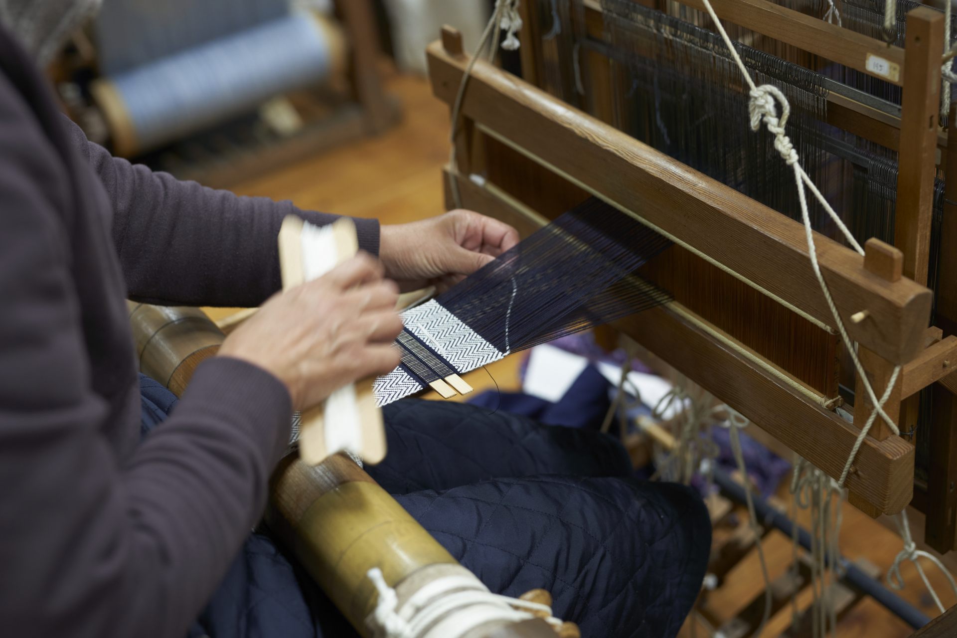 Les fils de chaîne et de trame sont soigneusement tissés ensemble pour créer le motif souhaité.