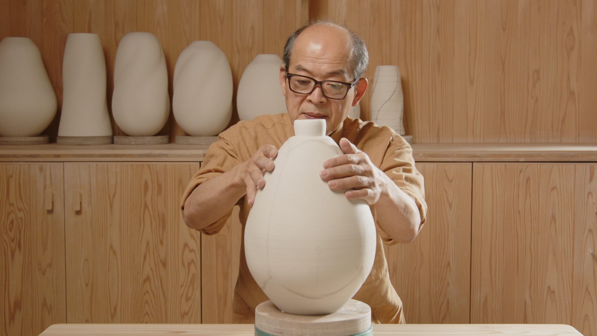 Daily dedication to the craft at the master potter’s studio, seated in his Tottori mountain homeland. 