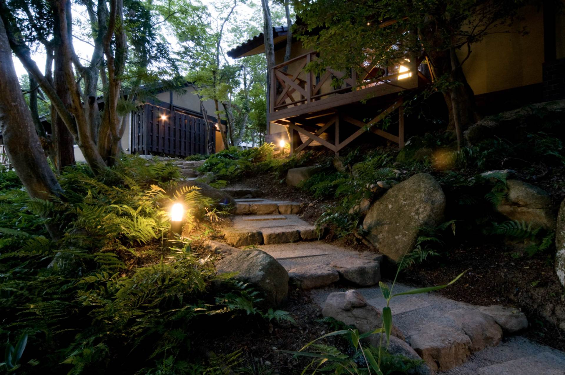 The lush grounds are over 4,500 m2, with guest rooms in stand-alone mountain huts dotting the land.