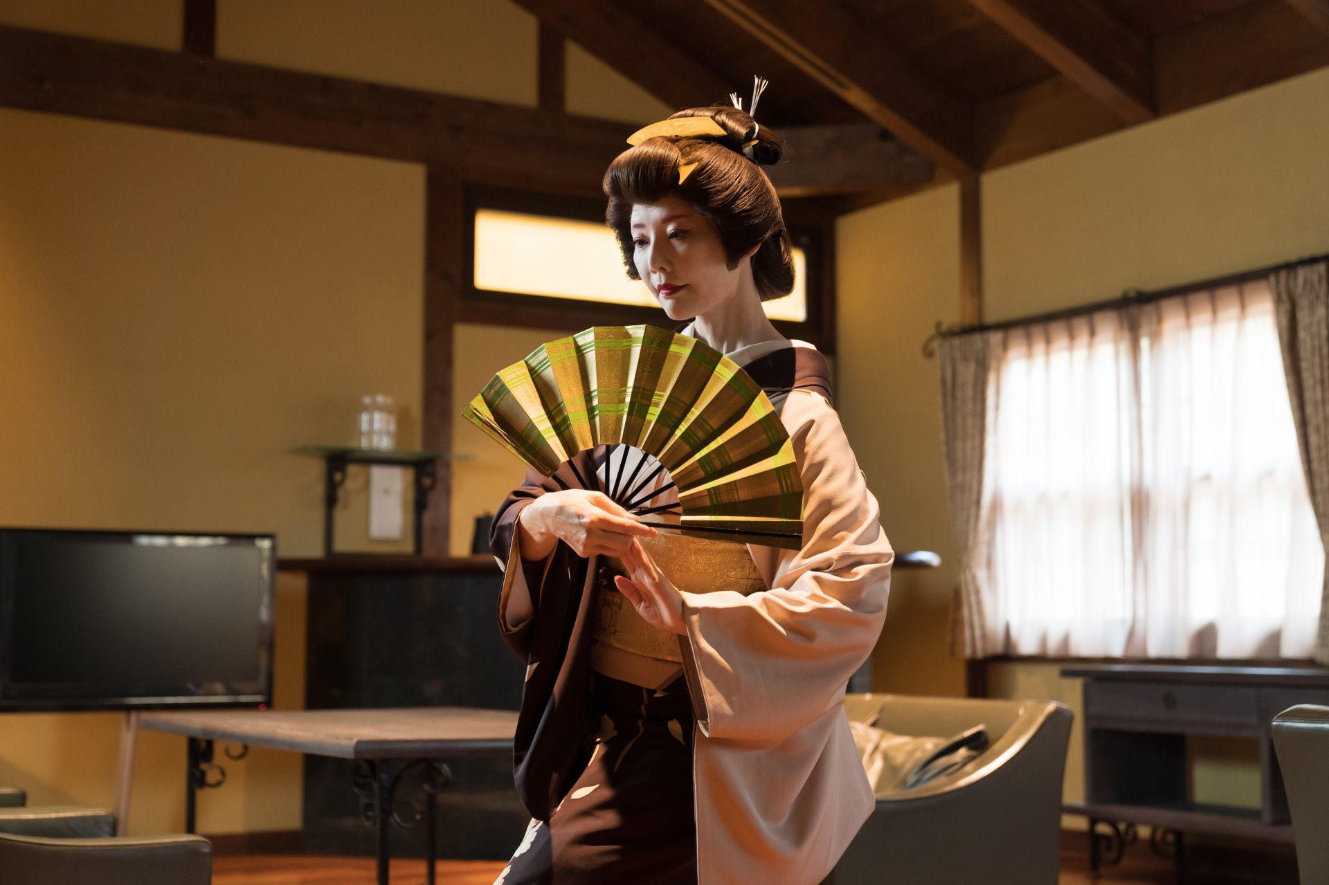 In the drawing room of the suite, a real geiko performs a private dance.