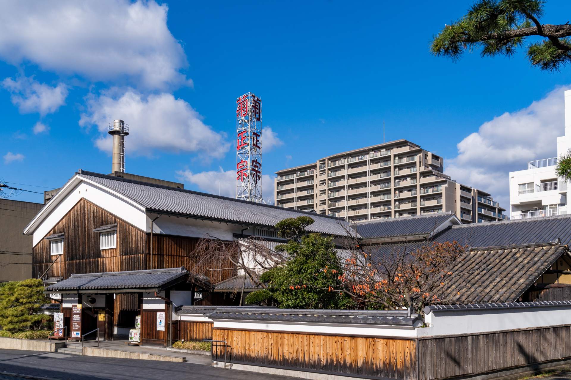 近代的な風景のなかに残る酒蔵建築が、酒処の歴史を物語っている