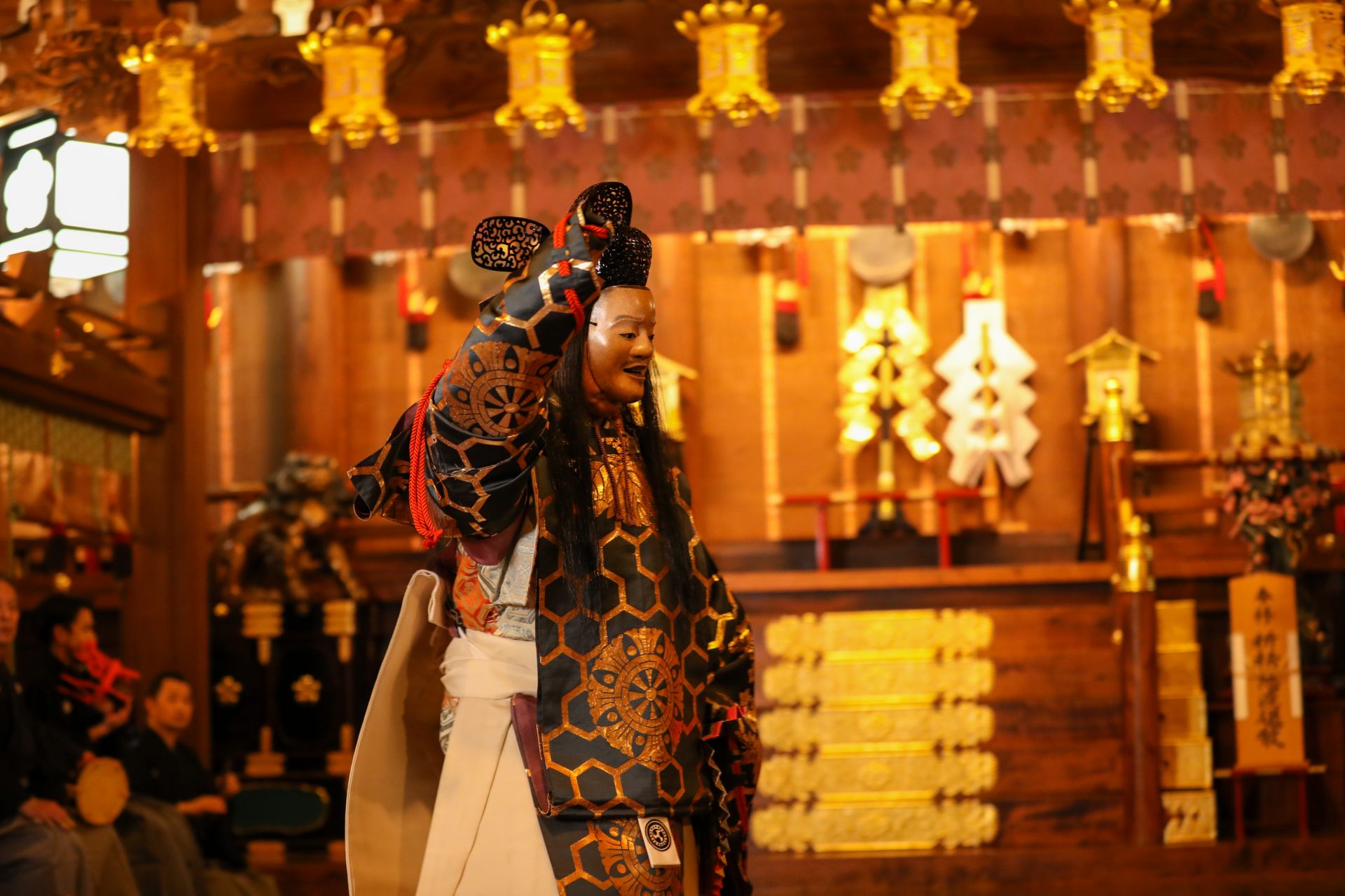 Disfruta de una actuación especial de Noh "Takasago" de Chogi Ueno en el santuario principal del Santuario Tenmangu de Osaka