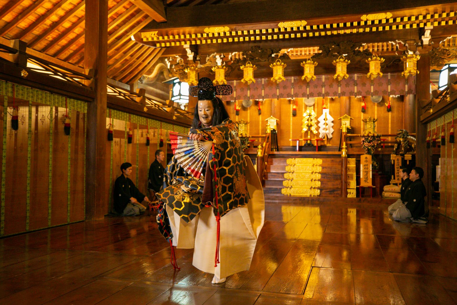 Important Intangible Cultural Property Tomoyoshi Ueno performs "Takasago" in the Kanze style.