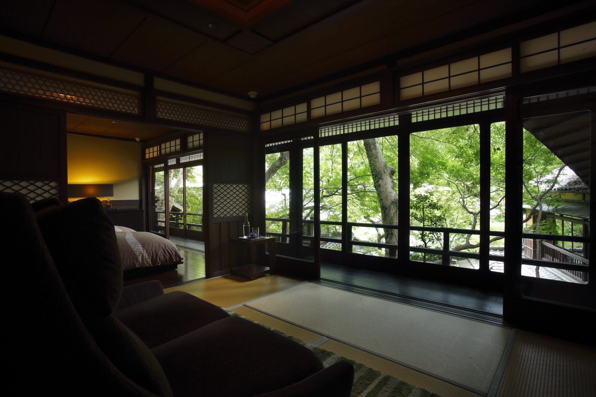 De la chambre, vous pouvez voir le paysage des quatre saisons à travers la fenêtre en verre Taisho.