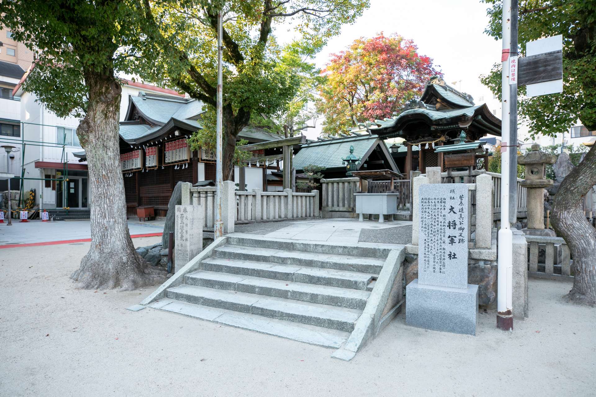 Daishogun Shrine also located on the grounds, and this is where the scholar and poet Sugawara no Michizane  famously prayed for safety after a power struggle in the Imperial Court.