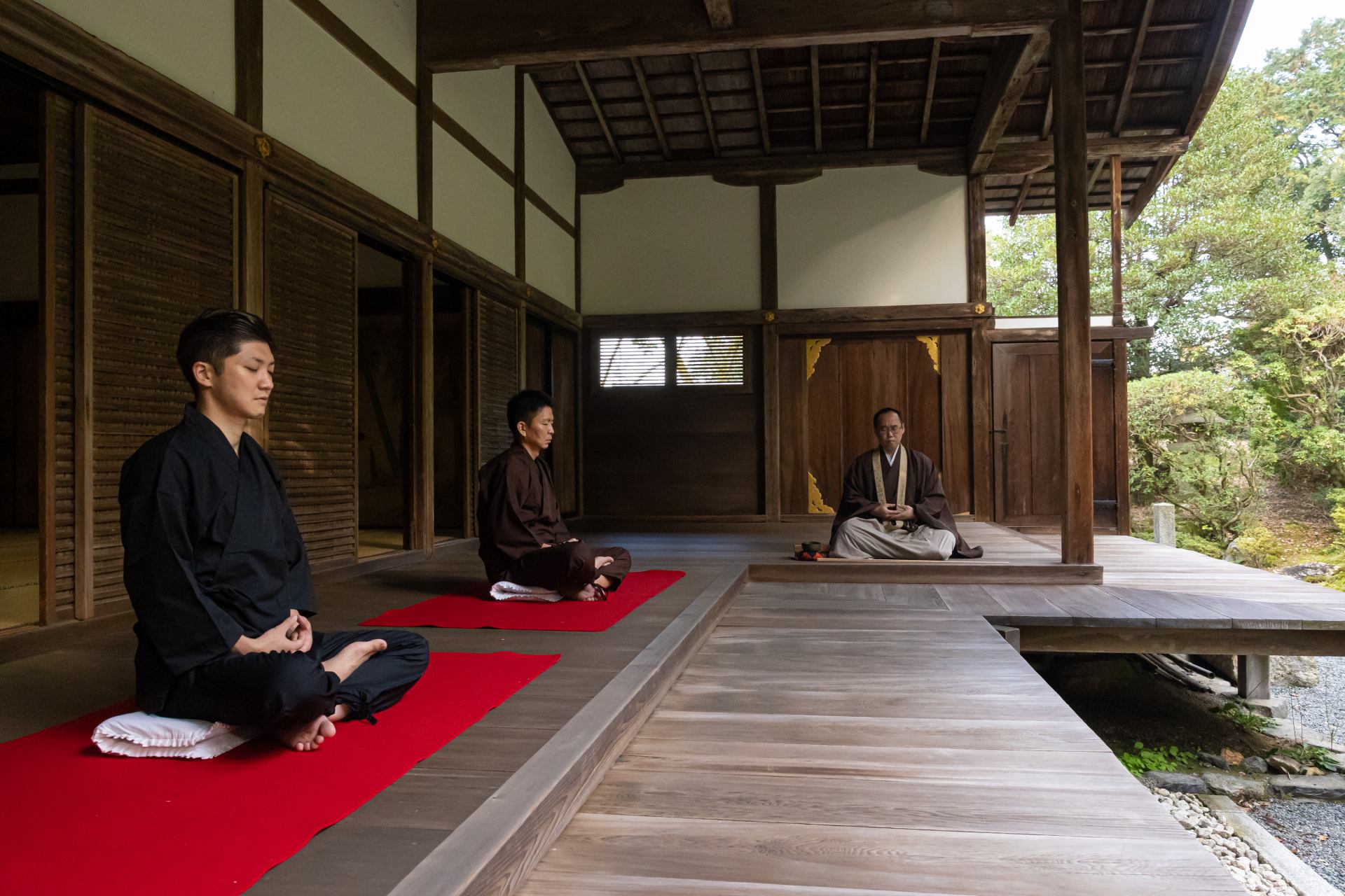 Quel moment luxueux pour fermer tranquillement les yeux et s'asseoir en zazen dans un espace au trésor national