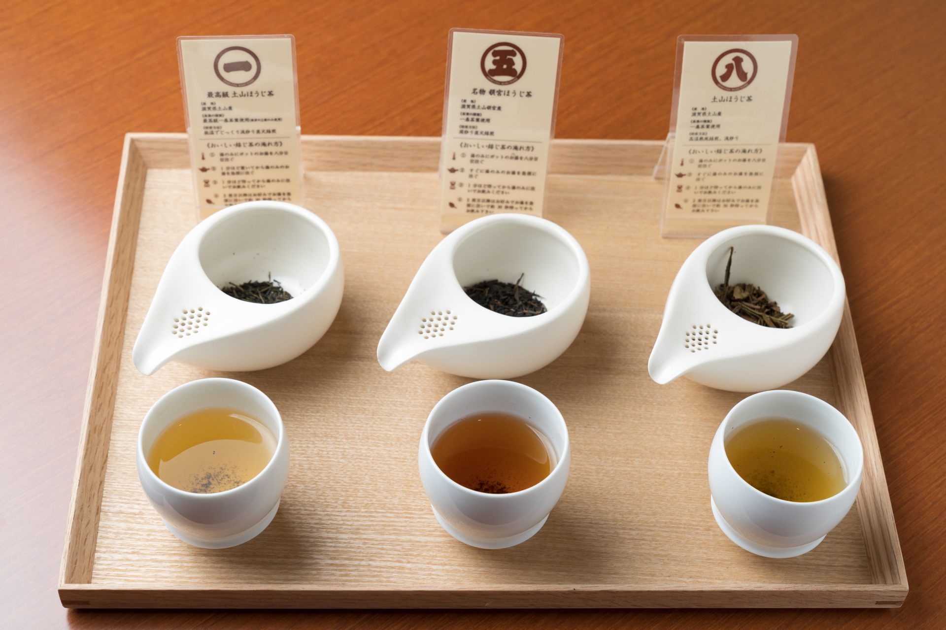 Découvrez la profondeur du hojicha à travers la dégustation, comme la différence de couleur, d'arôme et de goût