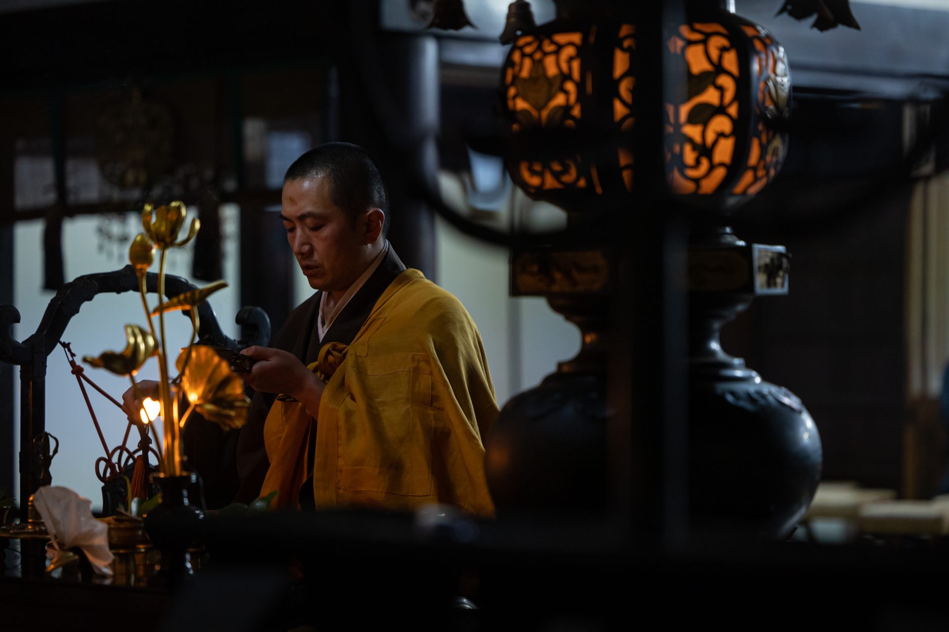 Esoteric Buddhist rituals performed by priests during a scripture reading service. It is said that with repetition of the process, priests get closer to becoming one with Buddha.