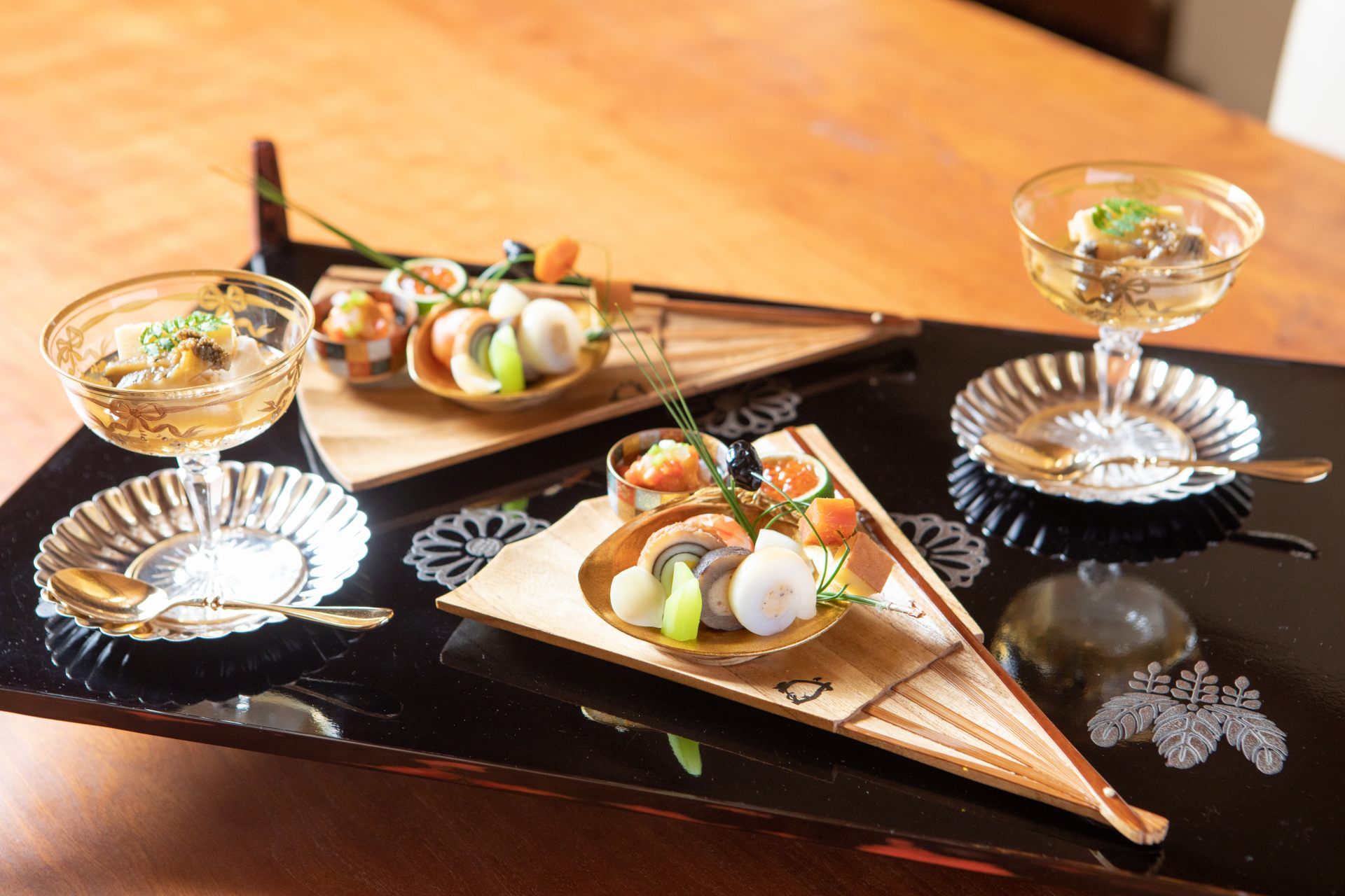 El propietario, Toshihiko Furuta, es un experto en arquitectura y antigüedades.
La selección de vajilla que llama la atención con la comida y la renovación del restaurante están hechas a mano por el propietario.