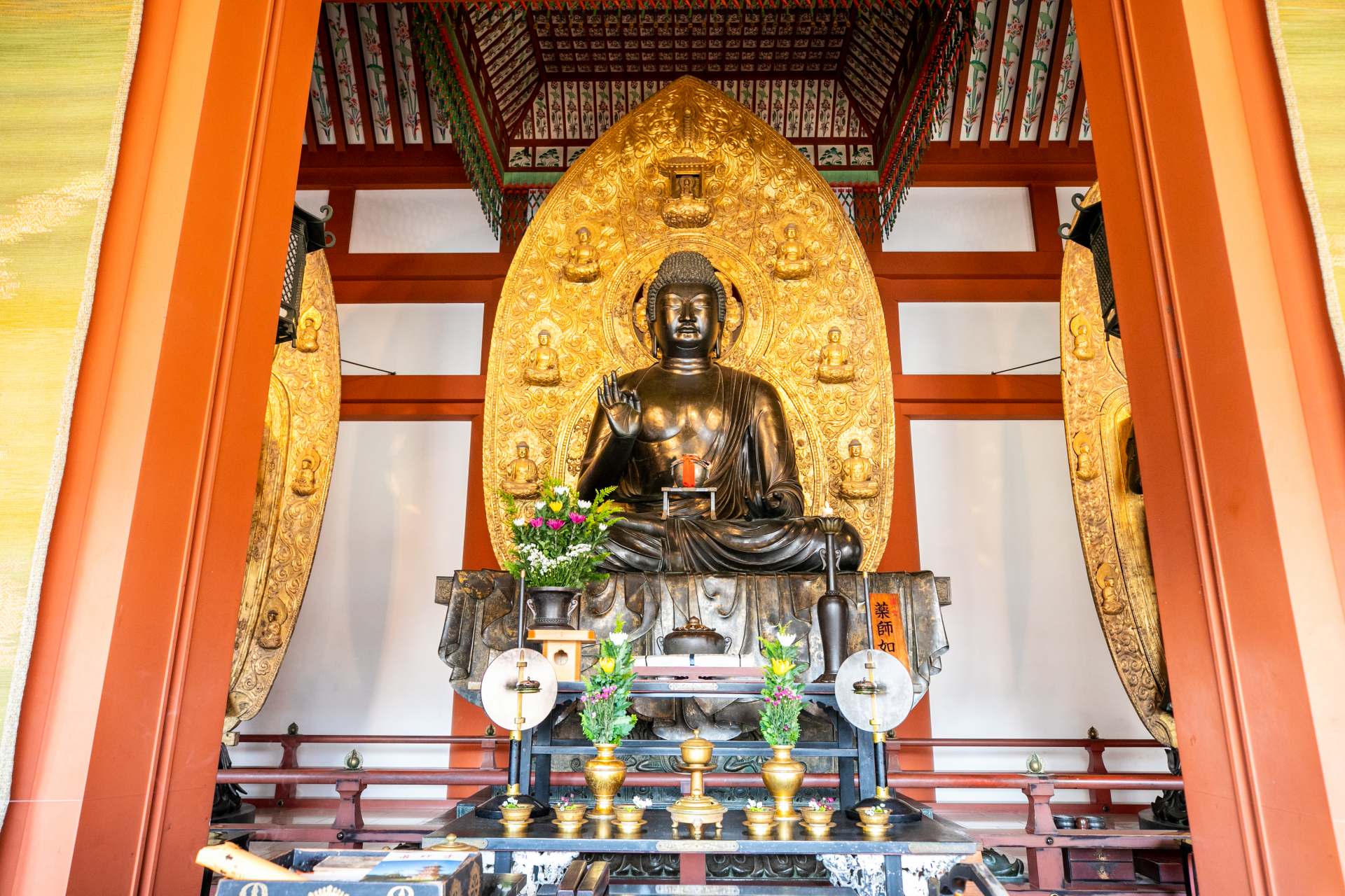  As of 2022, the statue of Yakushi Ruriko Nyorai (Buddha of healing) holds a medicine pot to pray for the end of the coronavirus.