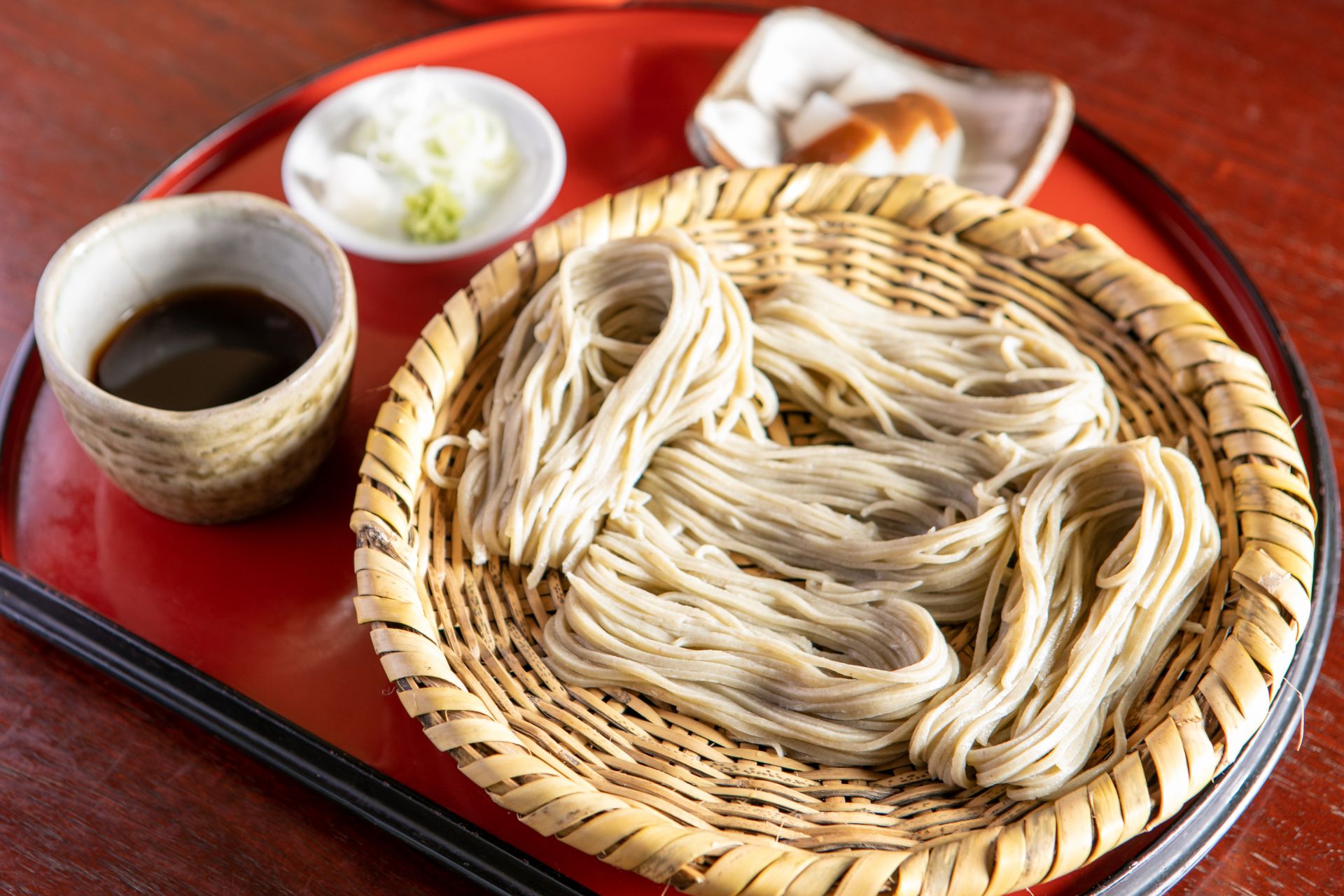 At Yamato-an, the skilled proprietor uses high-quality buckwheat flour and wasabi from Shinshu (the old name for the area that is now Nagano Prefecture).