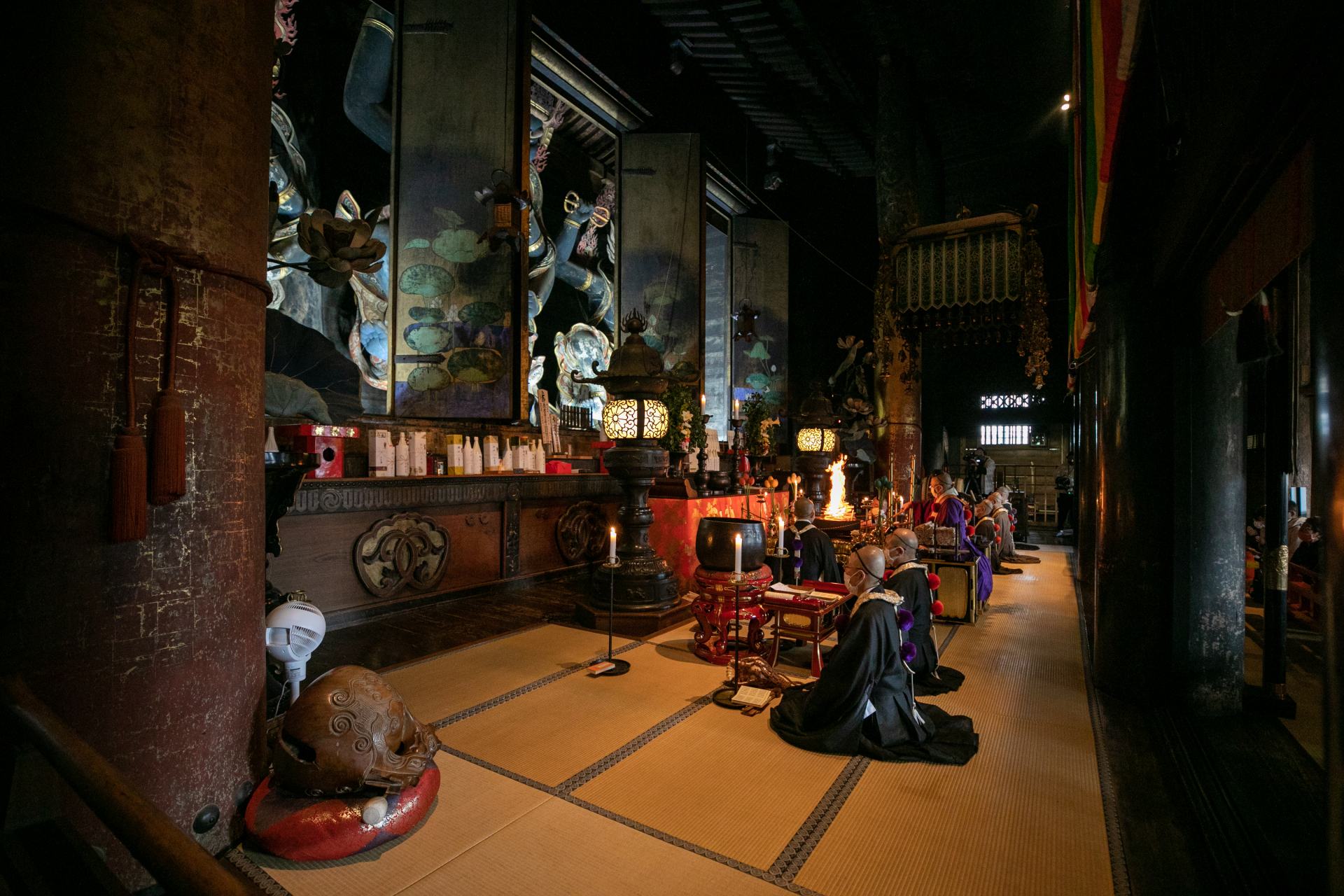 Kinpusenji’s Zao Gongen statues are enormous hibutsu (Buddhist statues usually hidden from public view). 
The central statue is 7.28 meters, while the statue on the right is 6.15 meters and the one on the left is 5.92 meters.