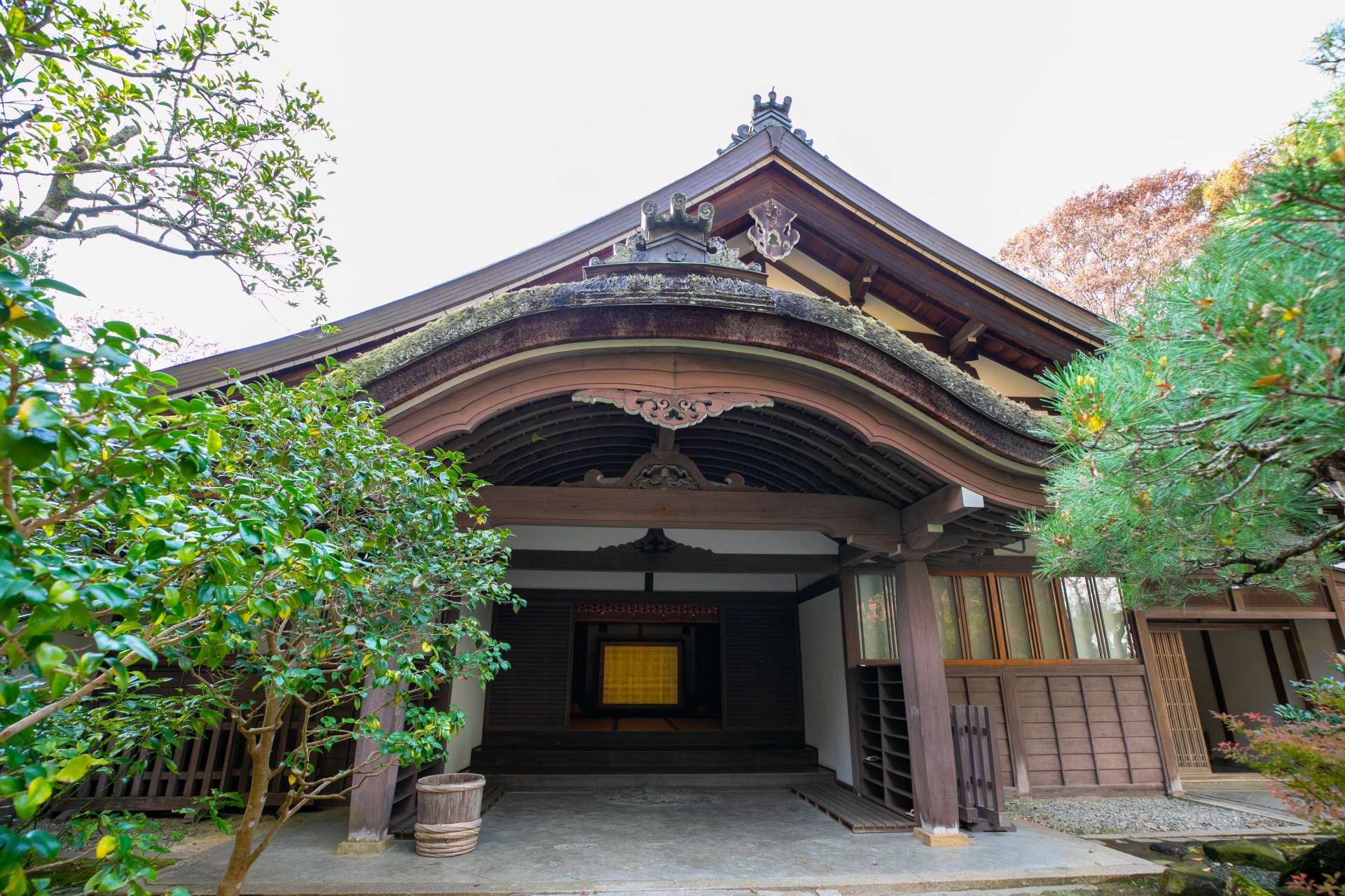 蔵王堂の北に位置する本坊・智泉閣。見事な入母屋造りの本屋が特徴