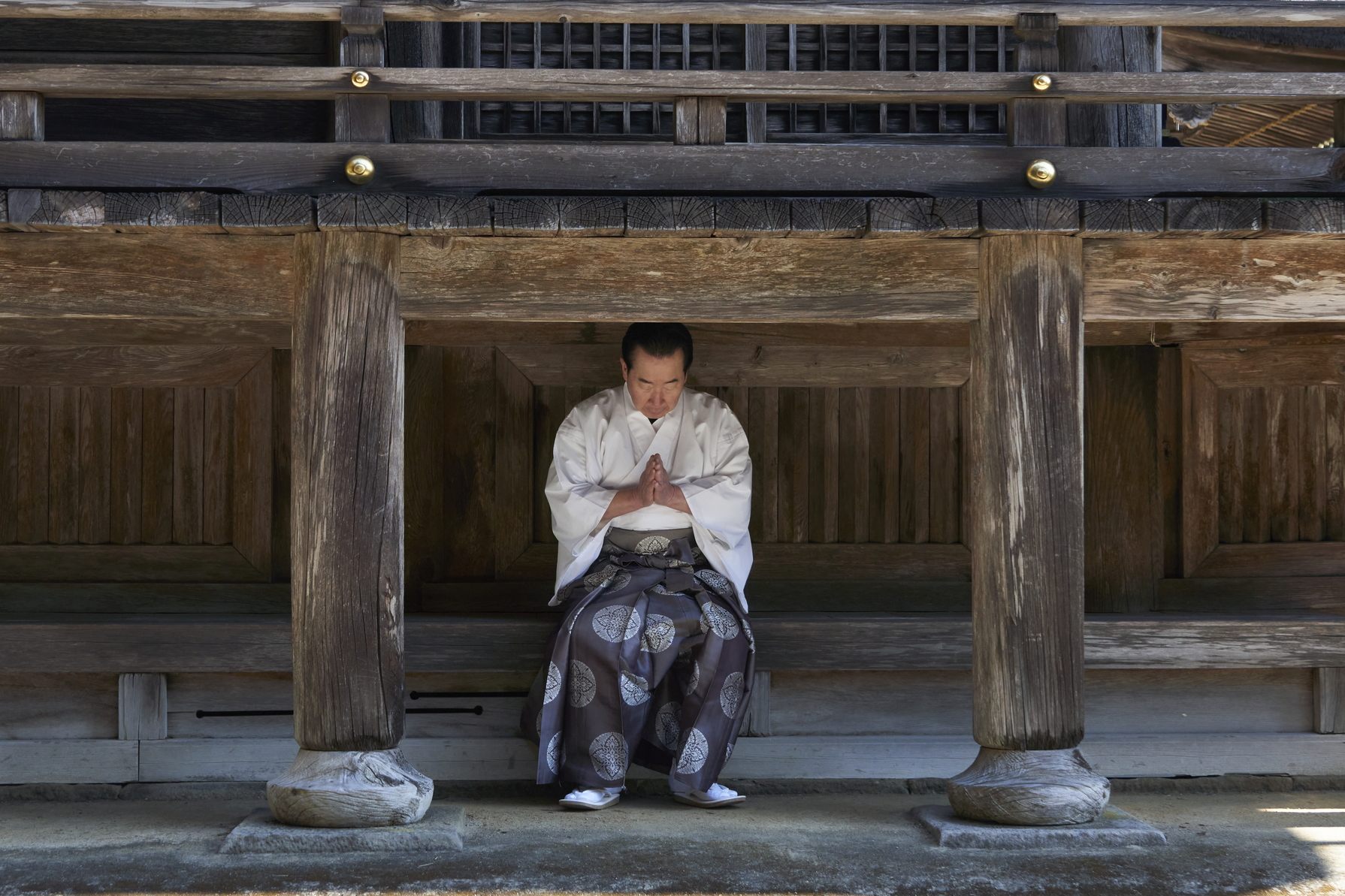 Oración pacífica en el lugar donde Ippen Shonin fue resucitado por Kumano Gongen