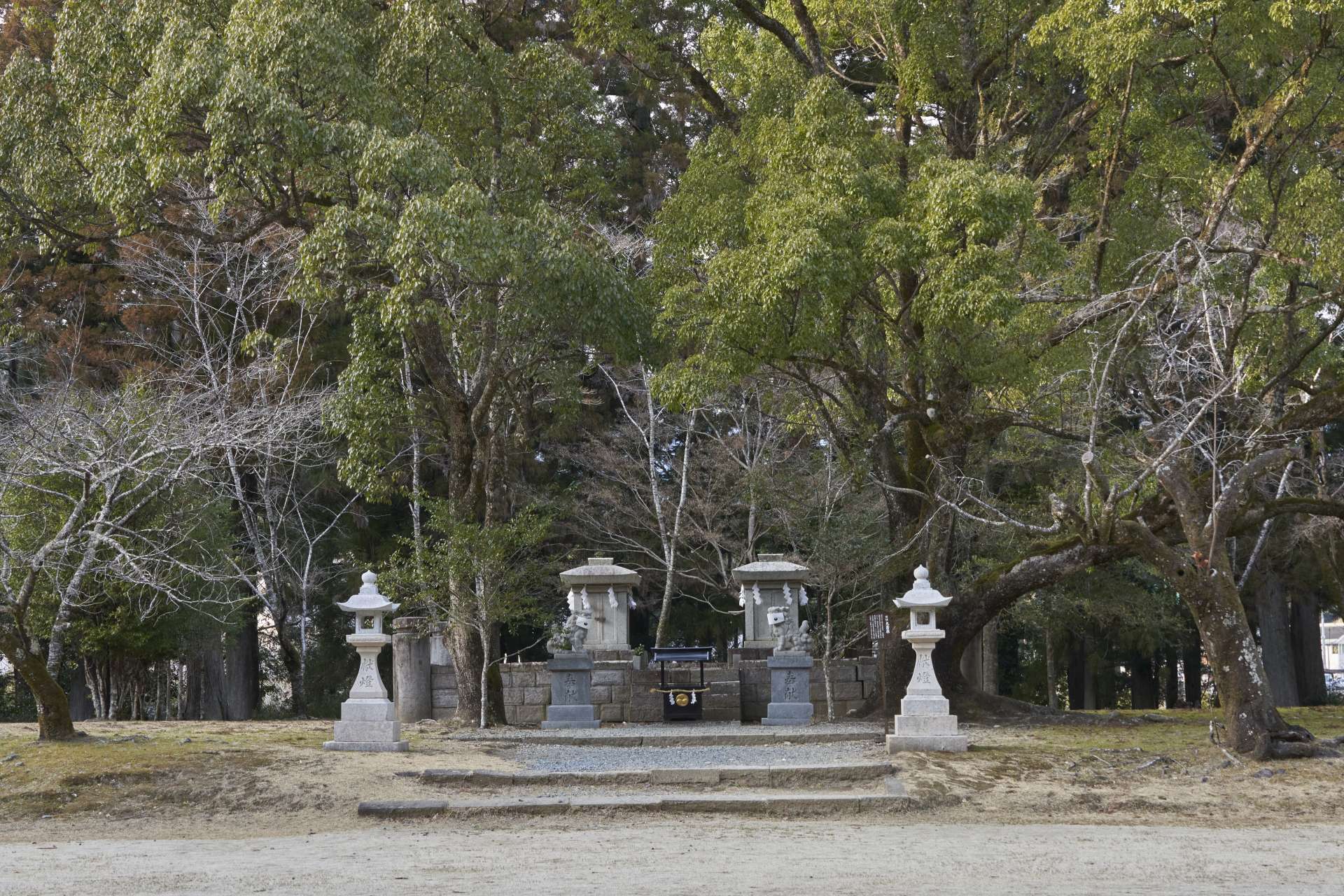 Two stone hokora (small shrines) are enshrined at the site where Kumano Hongu Taisha once stood.