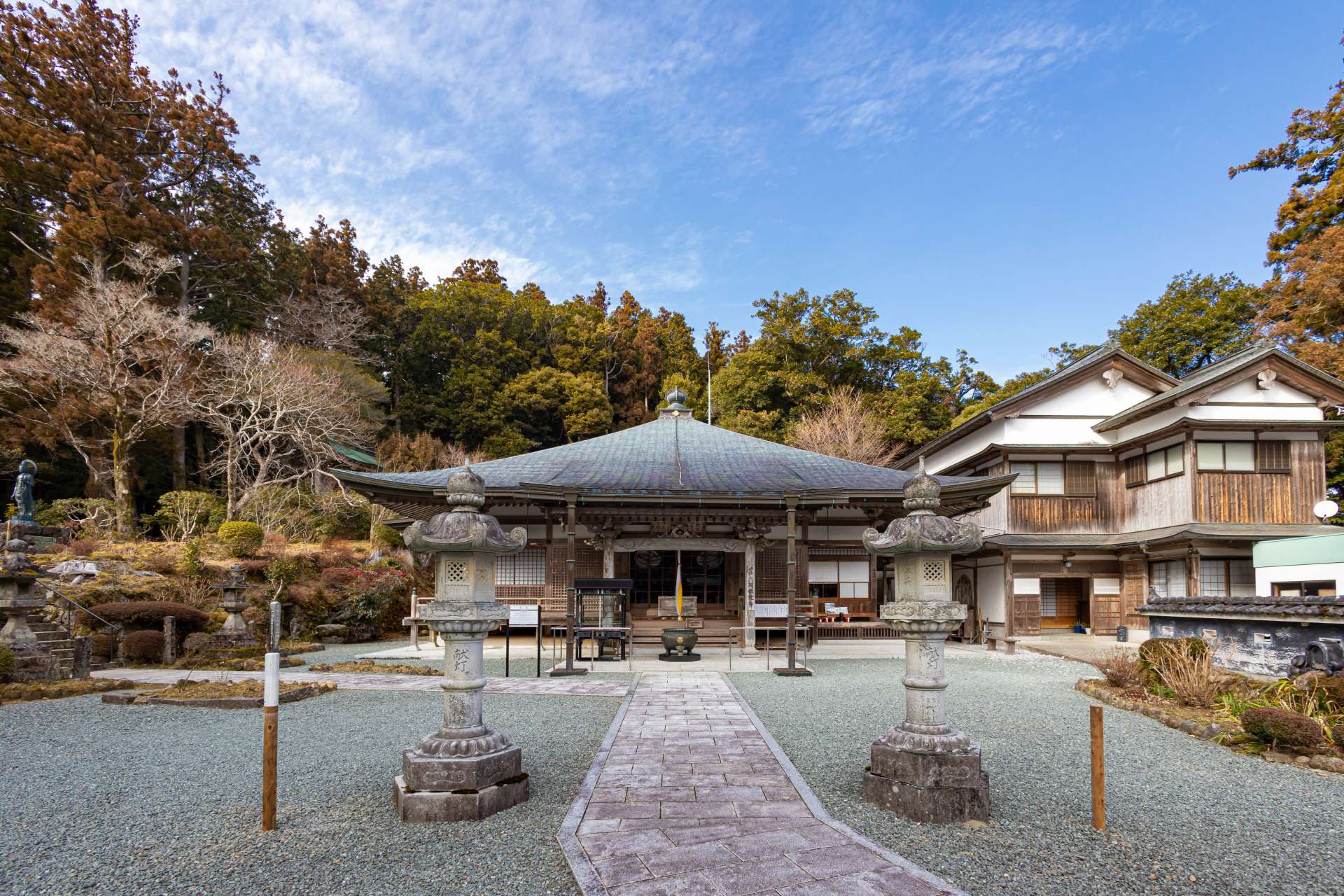 The hondo enshrining the principal deity, Amida Nyorai (Buddha of Infinite Light)