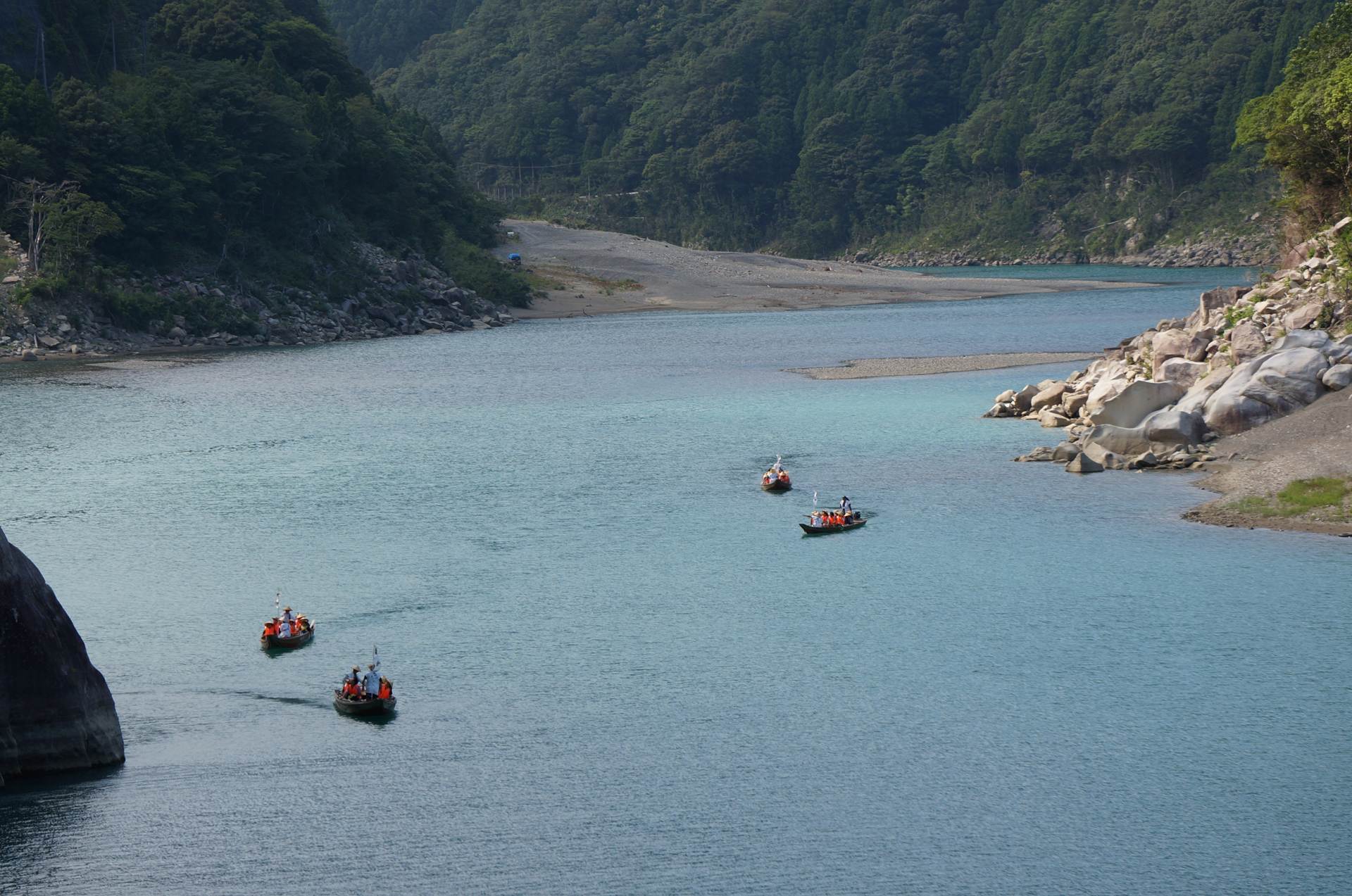 雄大な景色を楽しみながらの約90分、16kmの川舟下り