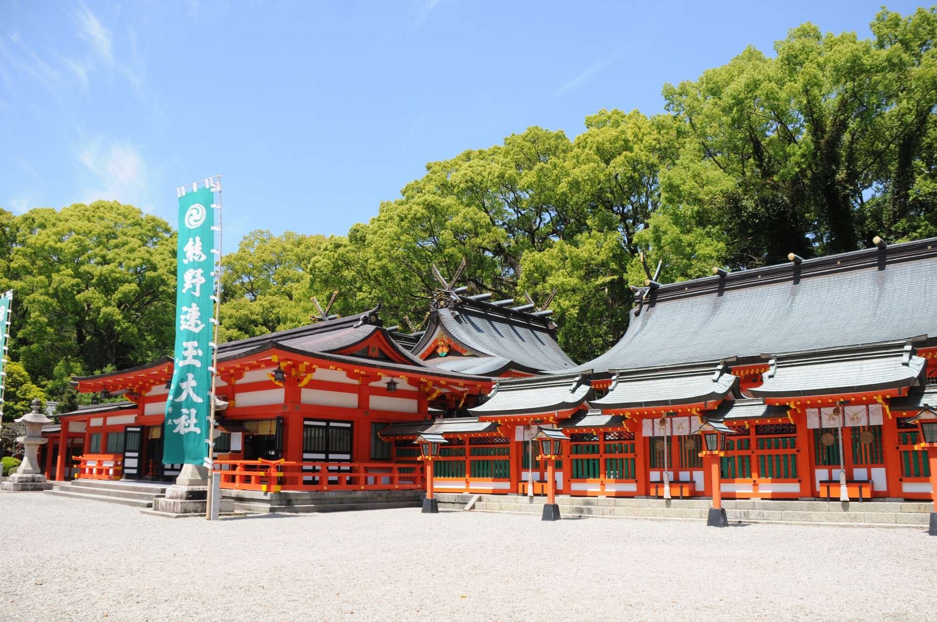 Los recintos de Kumano Hayatama Taisha, donde el santuario lacado en bermellón es hermoso y divino.