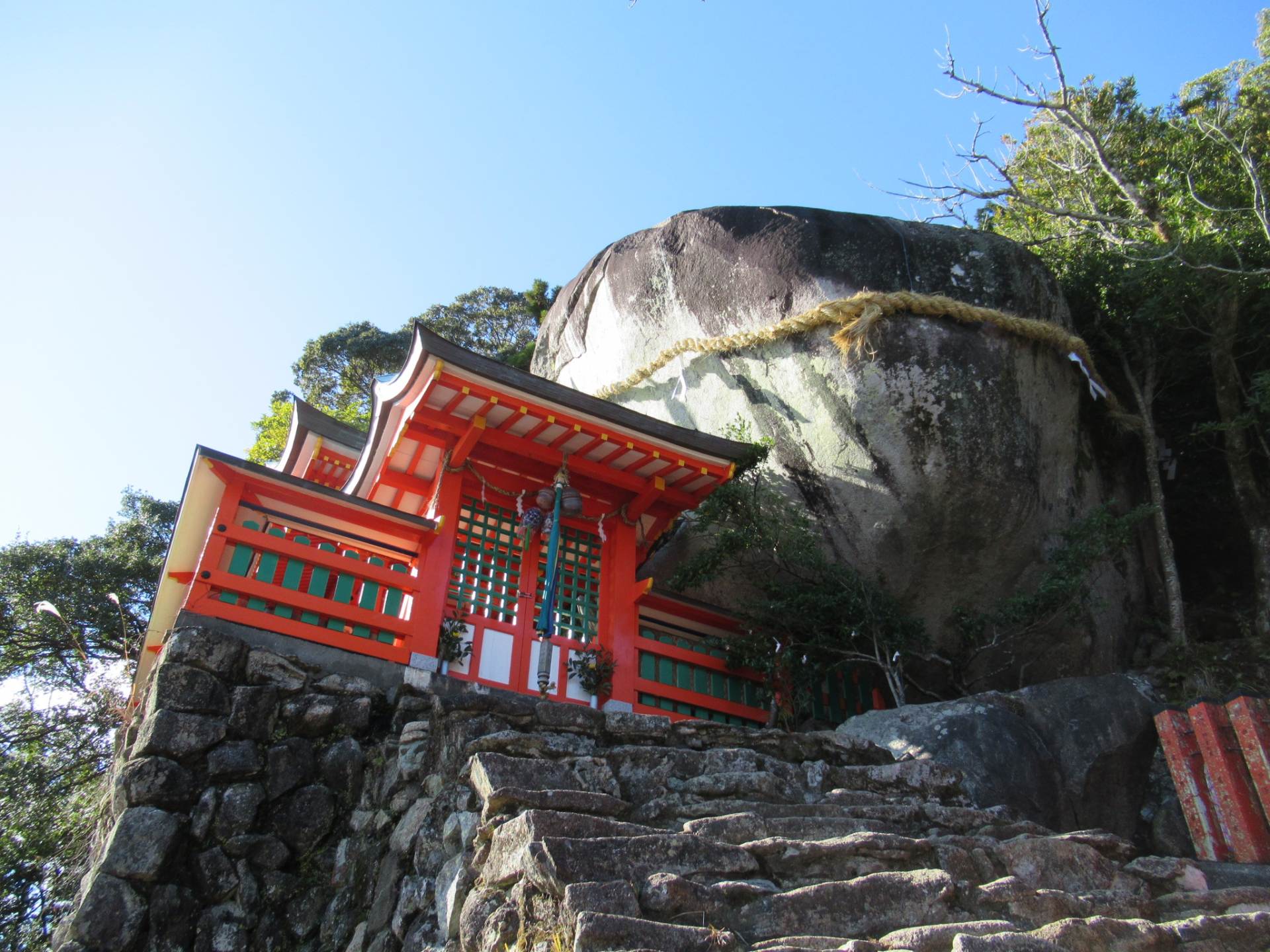 神倉神社的五飛岩，據說是熊野三神降臨的地方