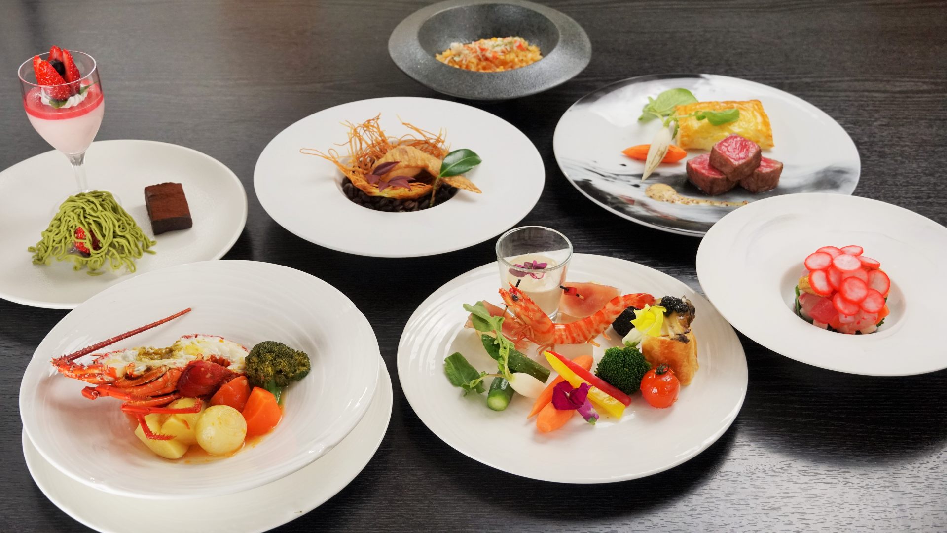 夕食は、熊野の恵みが詰まった多彩な料理に舌鼓（写真はイメージです。宿泊プランや季節により内容が異なります）