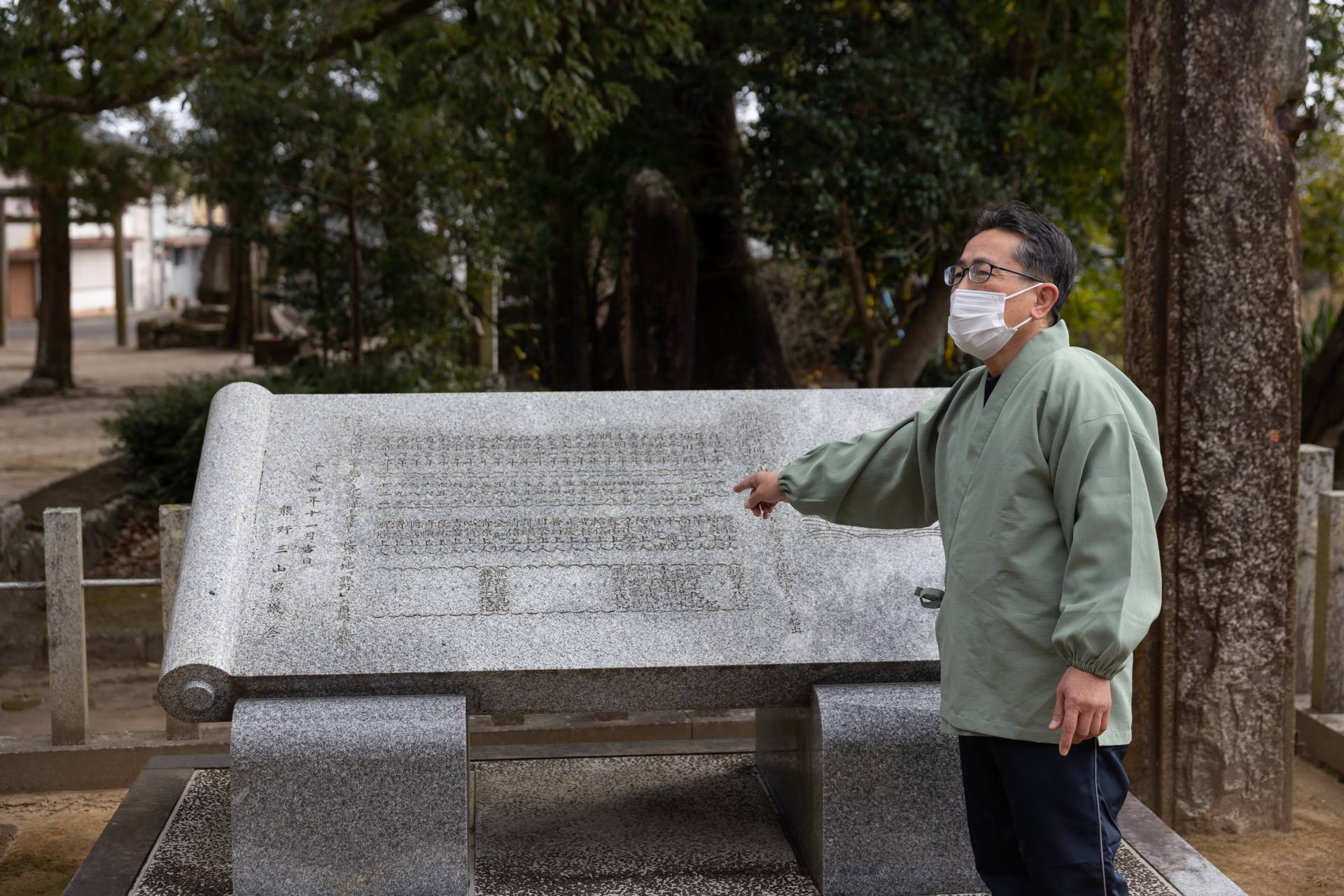 Un monumento de piedra inscrito con los nombres de 25 personas que se embarcaron en el Fudaraku Tokai