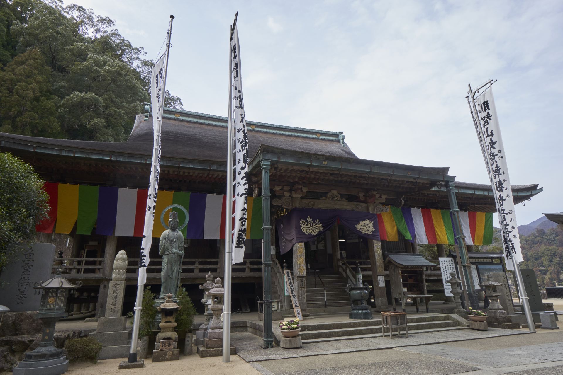 Le prêtre a expliqué la relation avec le temple voisin Nachisan Seiganto-ji.