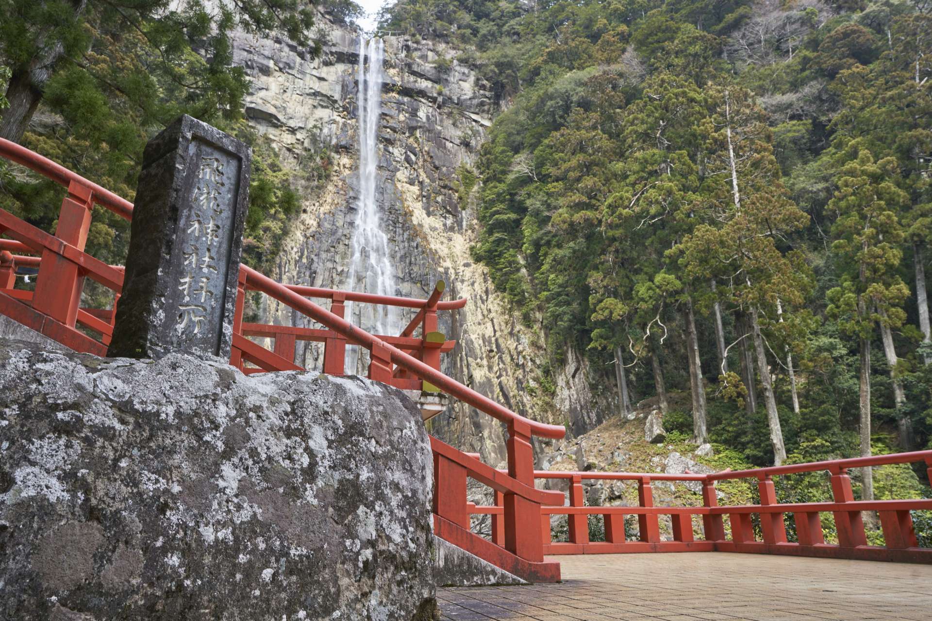 間近で真正面から滝を遥拝できる、境内奥のお滝拝所舞台