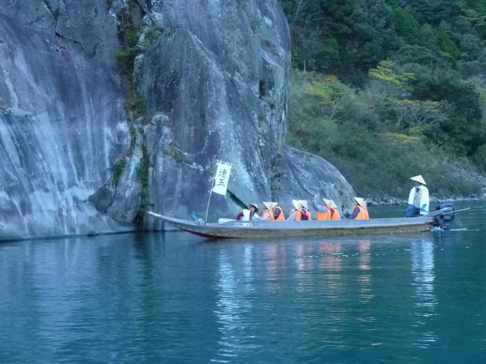 Enjoy the scenery of the steep rock surface and huge rocks due to the unique geology